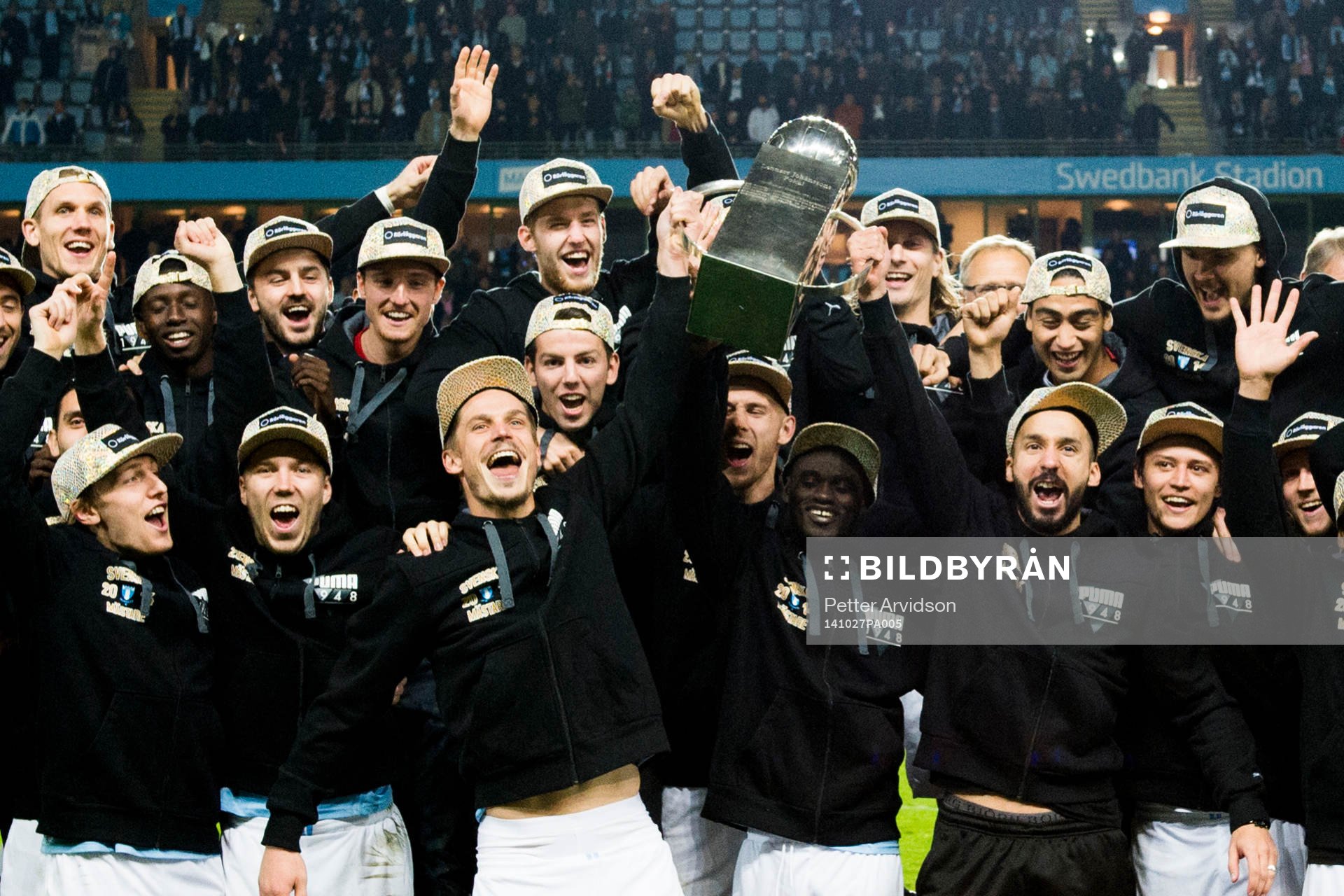 Malmö FFs spelare jublar med Lennart Johanssons Pokal