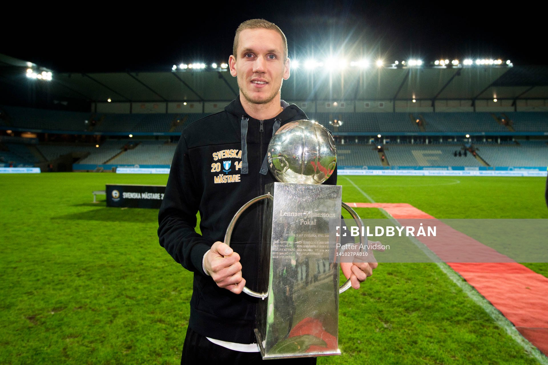 Malmö FFs målvakt Robin Olsen jublar med Lennart
