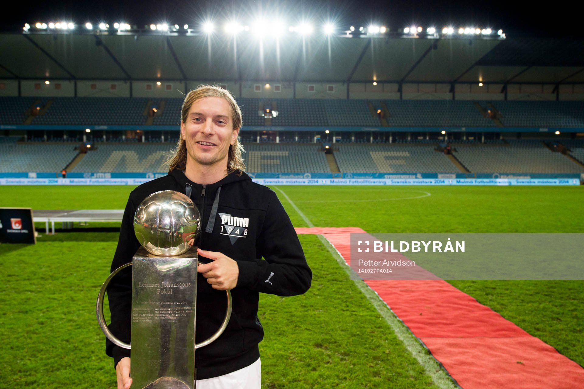 Malmö FFs Markus Halsti jublar med Lennart Johanssons Pokal