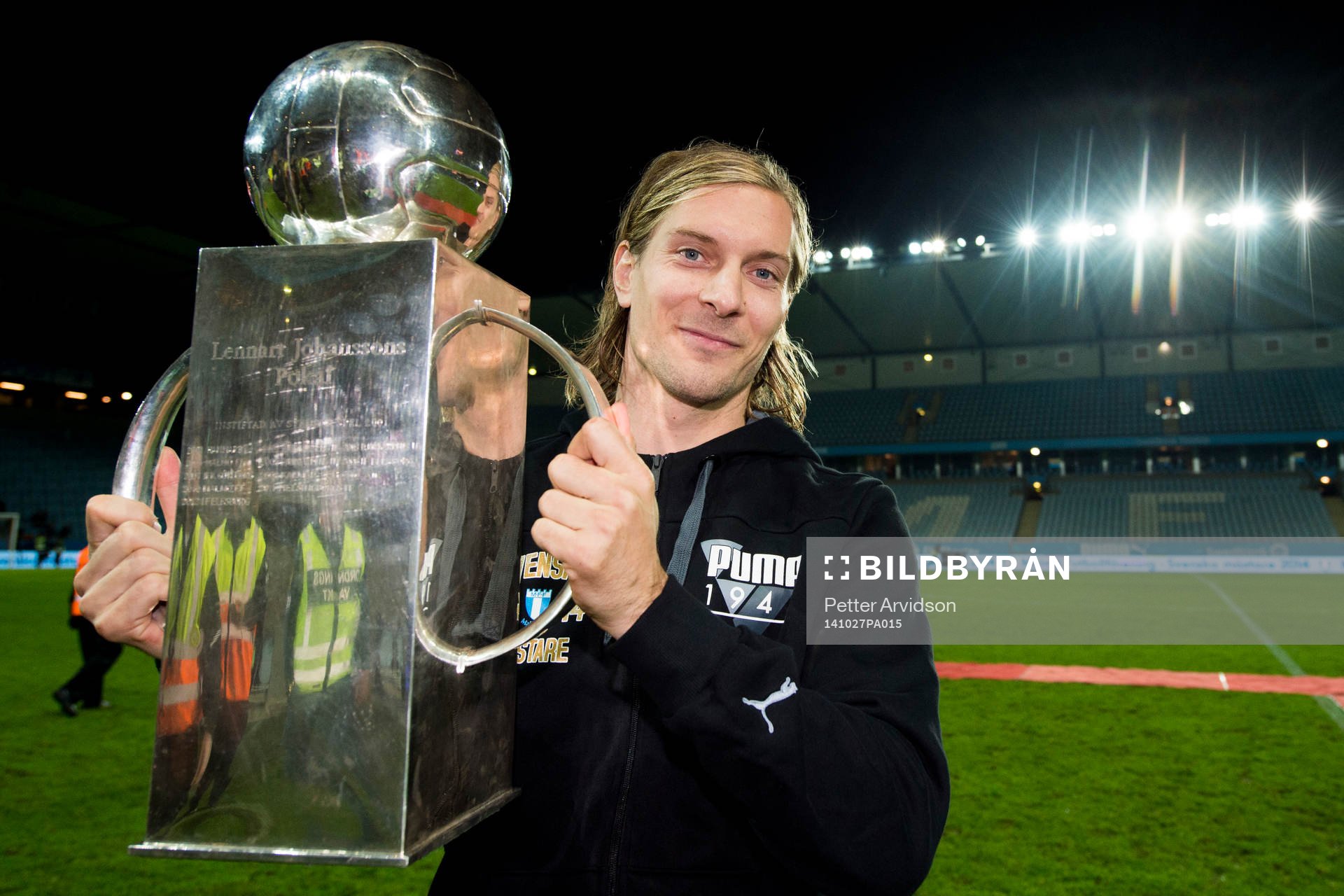 Malmö FFs Markus Halsti jublar med Lennart Johanssons Pokal