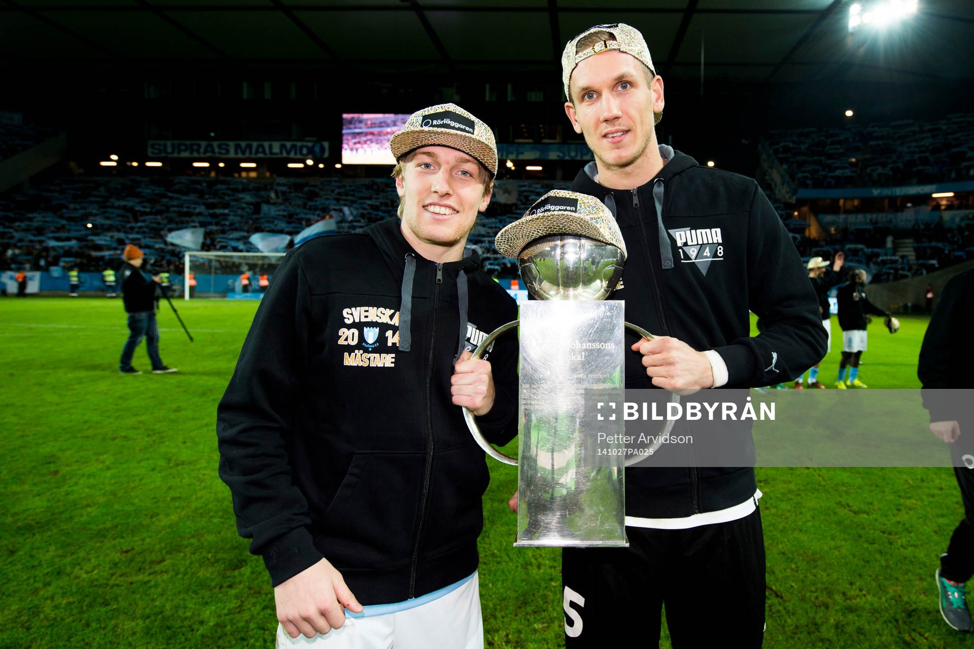 Malmö FFs Emil Forsberg och målvakt Robin Olsen jublar