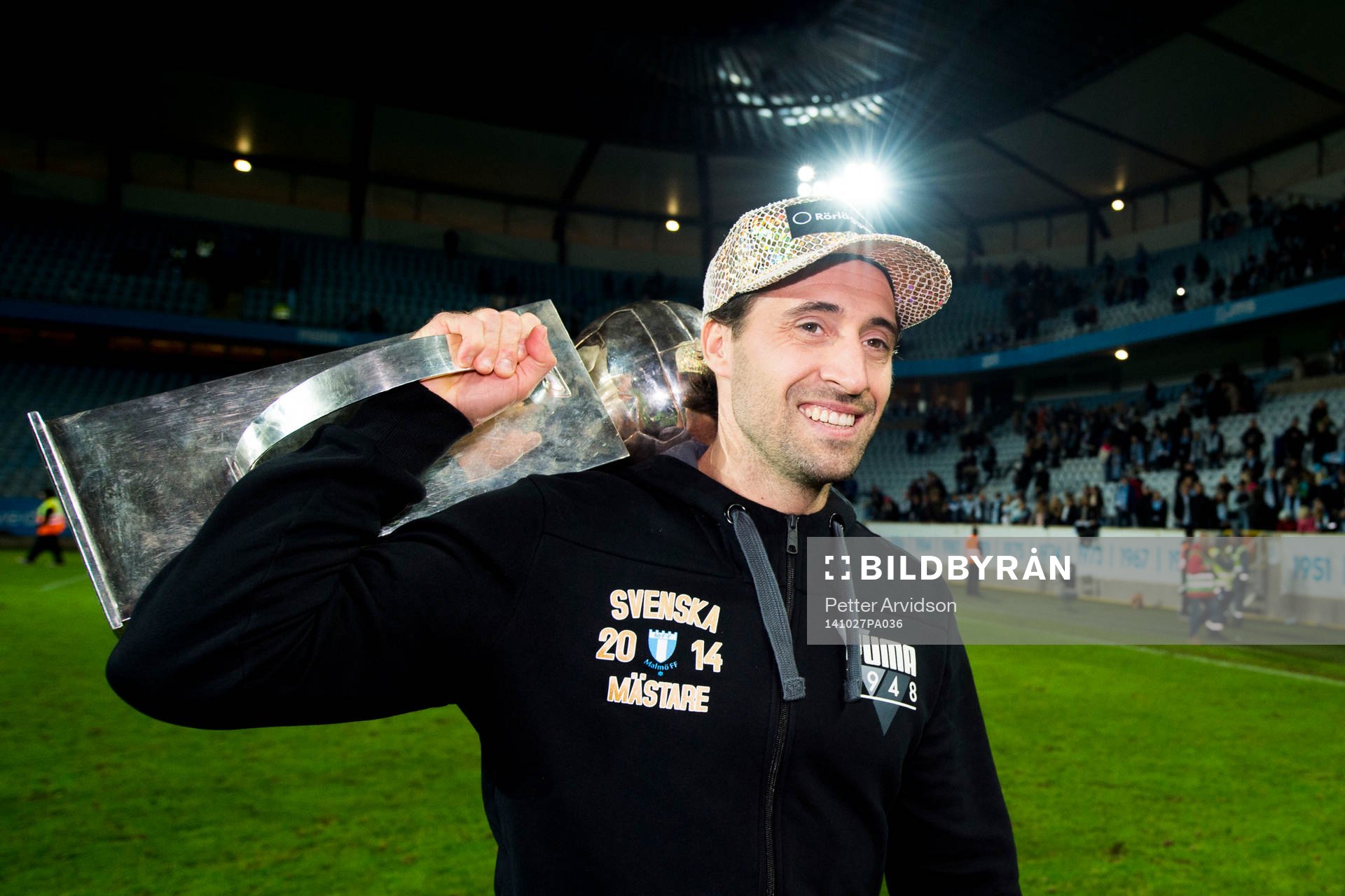 Malmö FFs Matias Concha slänger upp Lennart Johanssons