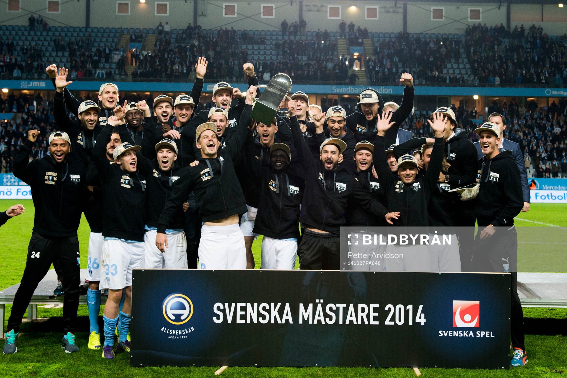 Malmö FFs spelare jublar med Lennart Johanssons Pokal