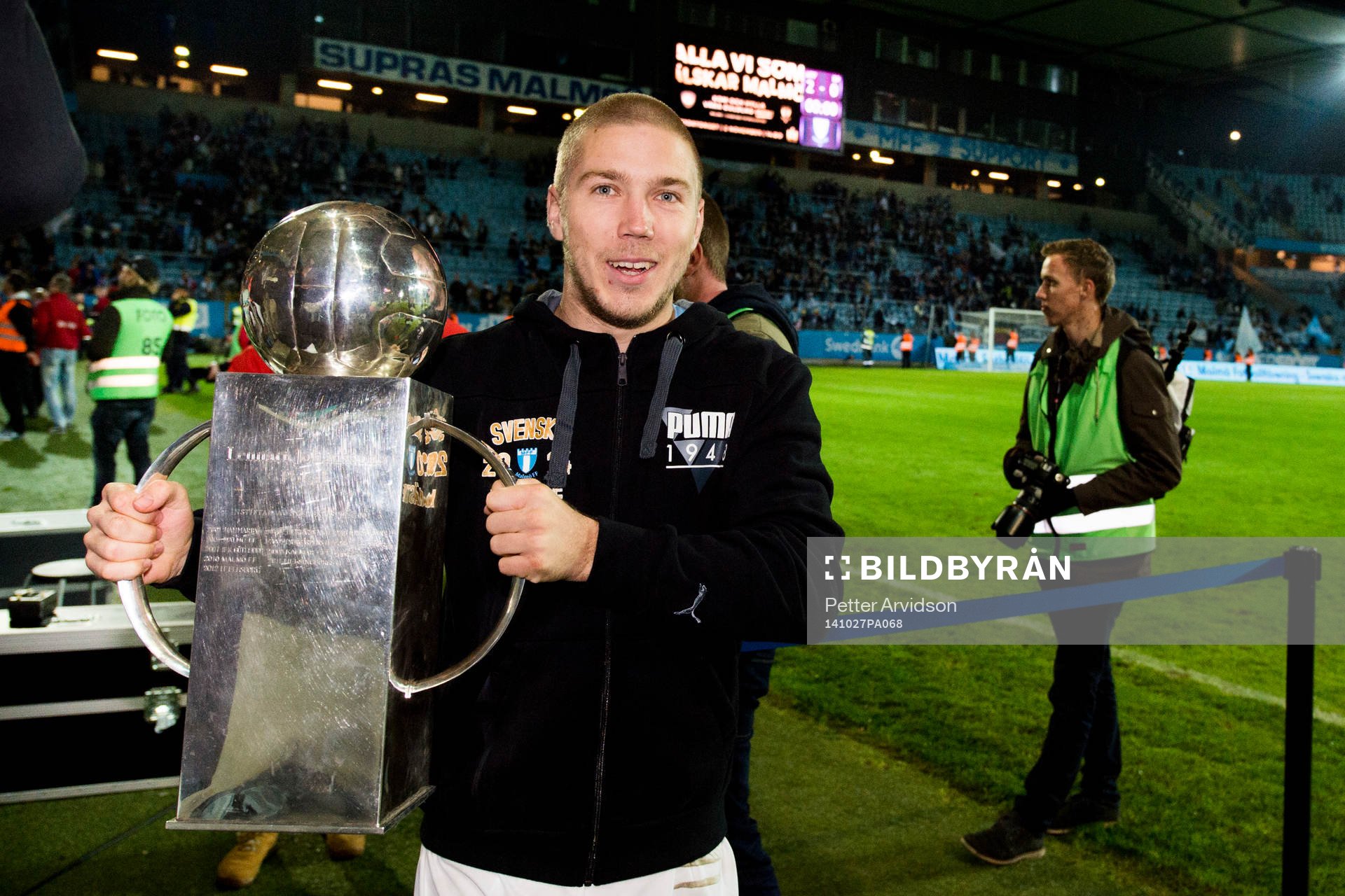 Malmö FFs Anton Tinnerholm poserar med Lennart Johanssons