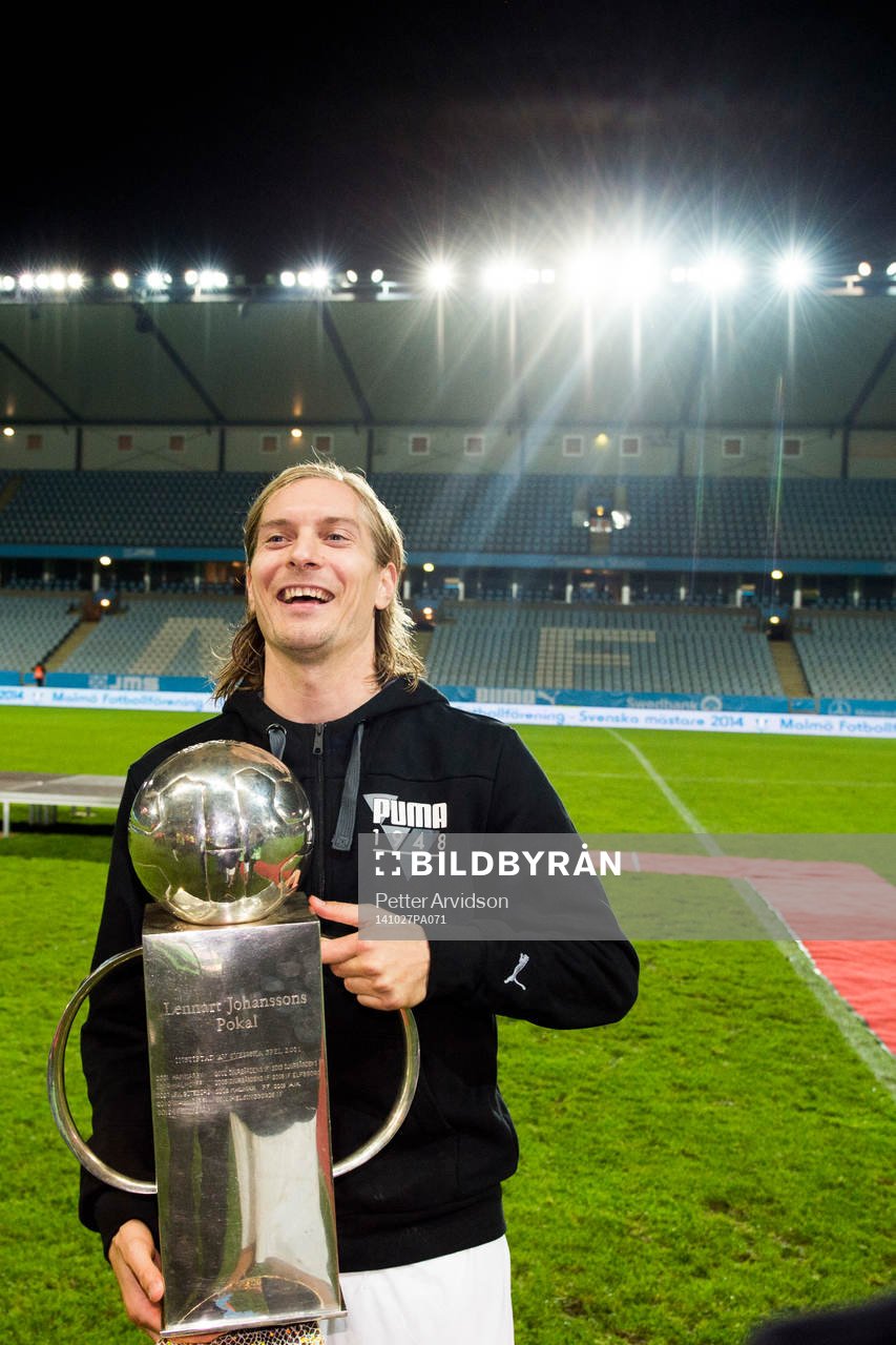 Malmö FFs Markus Halsti jublar med Lennart Johanssons Pokal