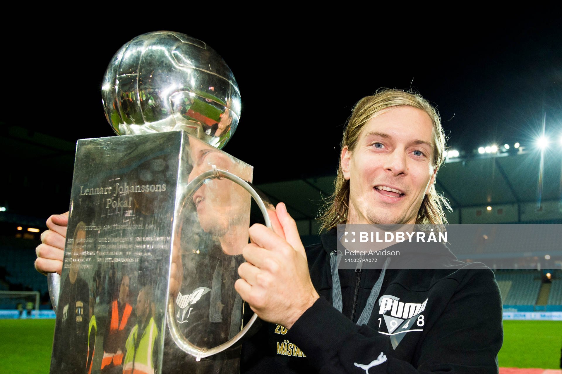 Malmö FFs Markus Halsti jublar med Lennart Johanssons Pokal