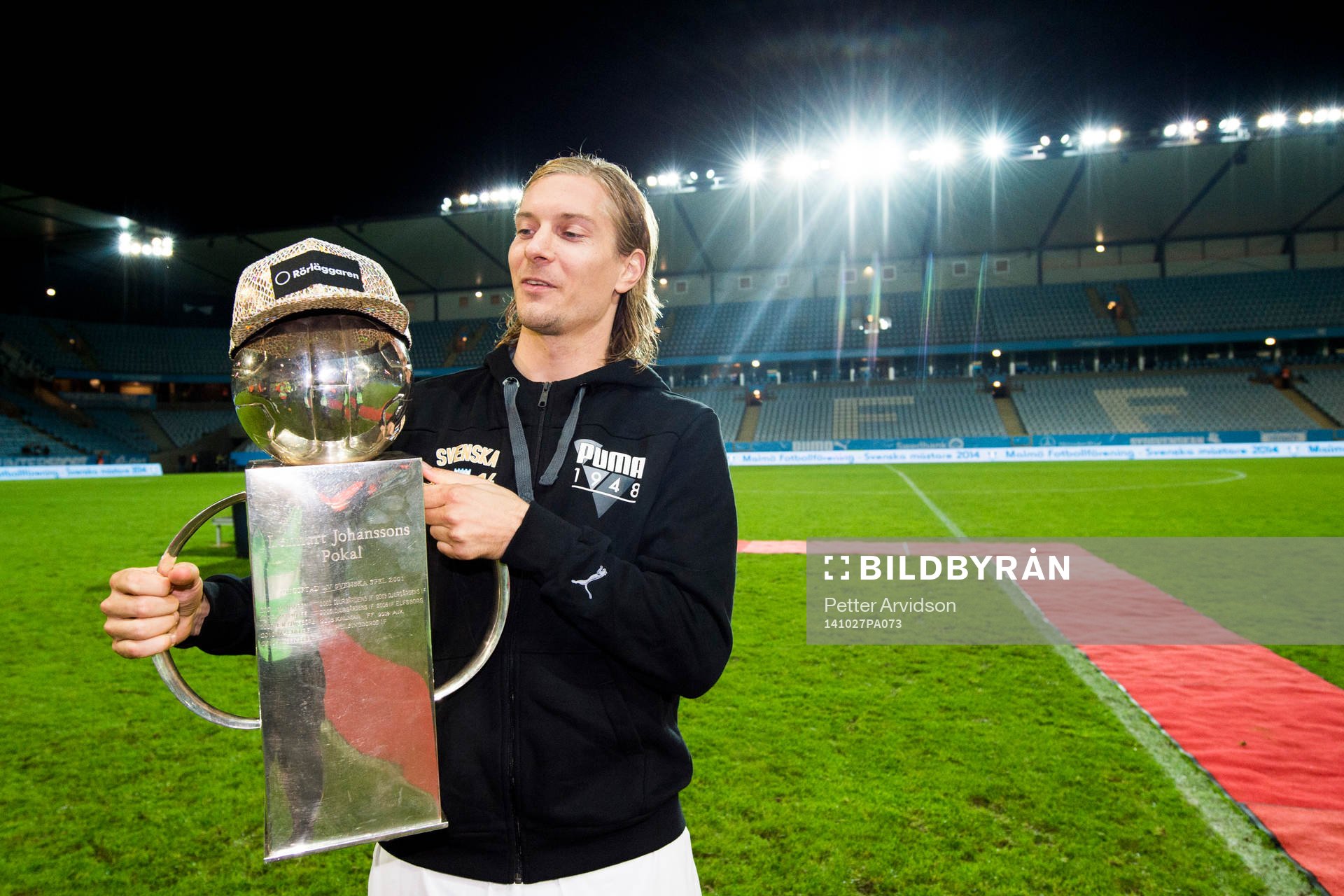 Malmö FFs Markus Halsti med Lennart Johanssons Pokal