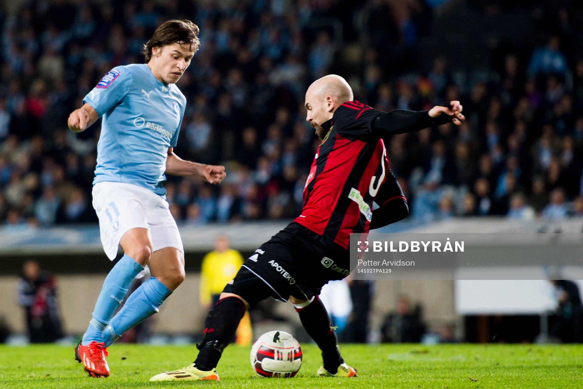 Malmö FFs Simon Thern gör en tunnel på Brommapojkarnas Kristinn Jónsson under fotbollsmatchen i Allsvenskan mellan Malmö FF och Brommapojkarna den 27 oktober 2014 i Malmö.