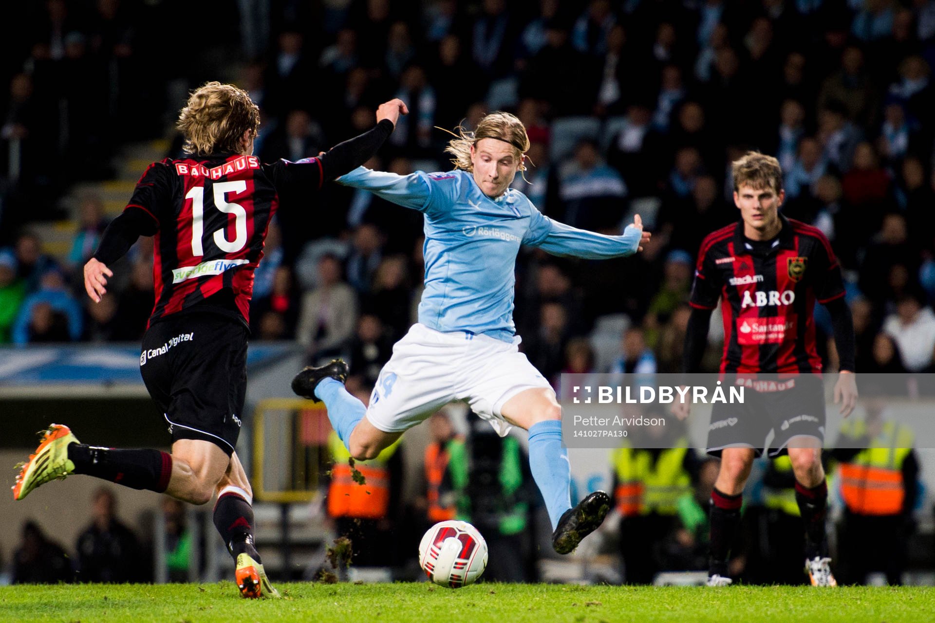 Malmö FFs Simon Kroon laddar för skott