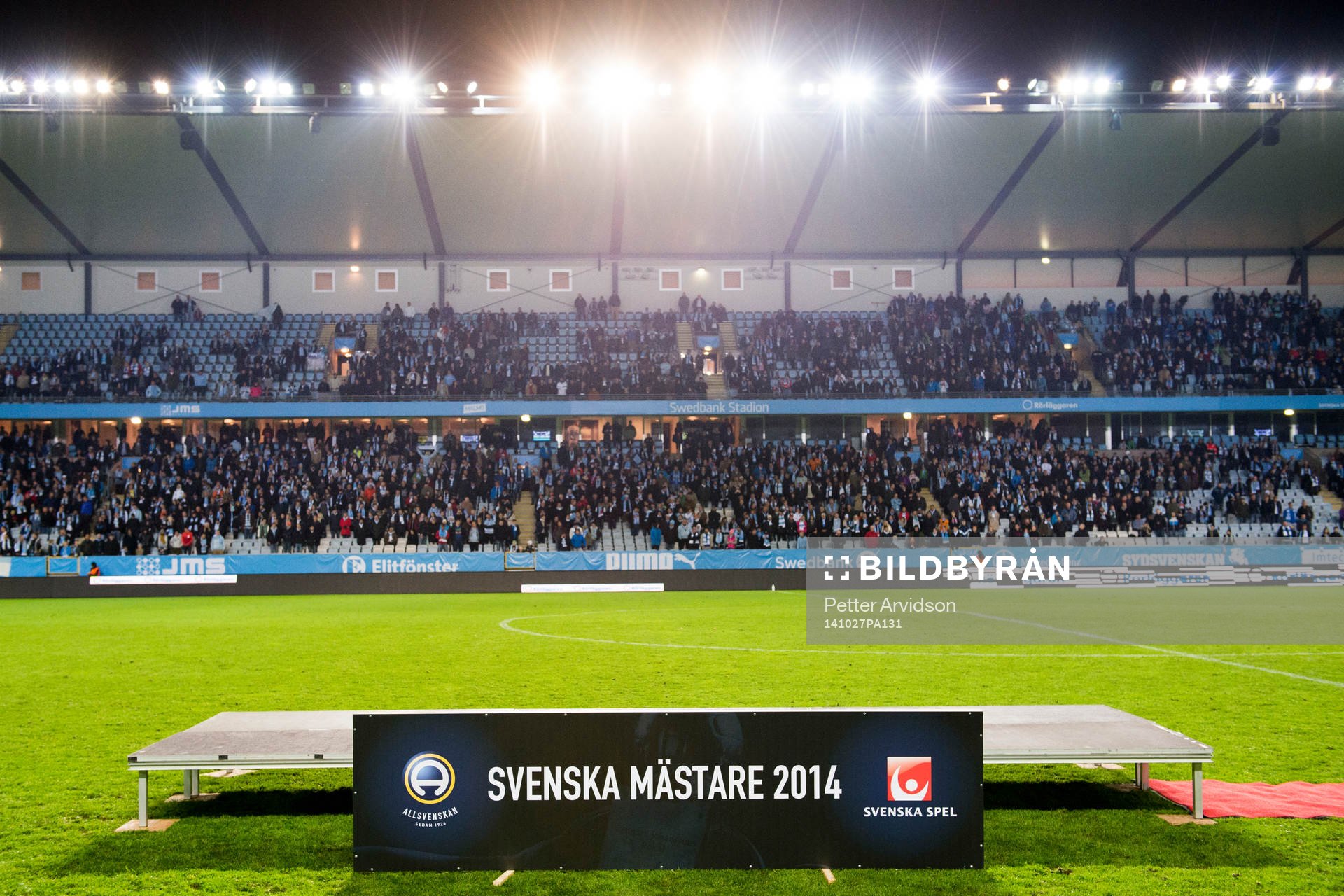 Skylten med texten Svenska Mästare 2014 och Allsvenskan och Svenska Spels loggor står redo att ta emot Svenska Mästarna Malmö FF efter fotbollsmatchen i Allsvenskan mellan Malmö FF och Brommapojkarna den 27 oktober 2014 i Malmö.