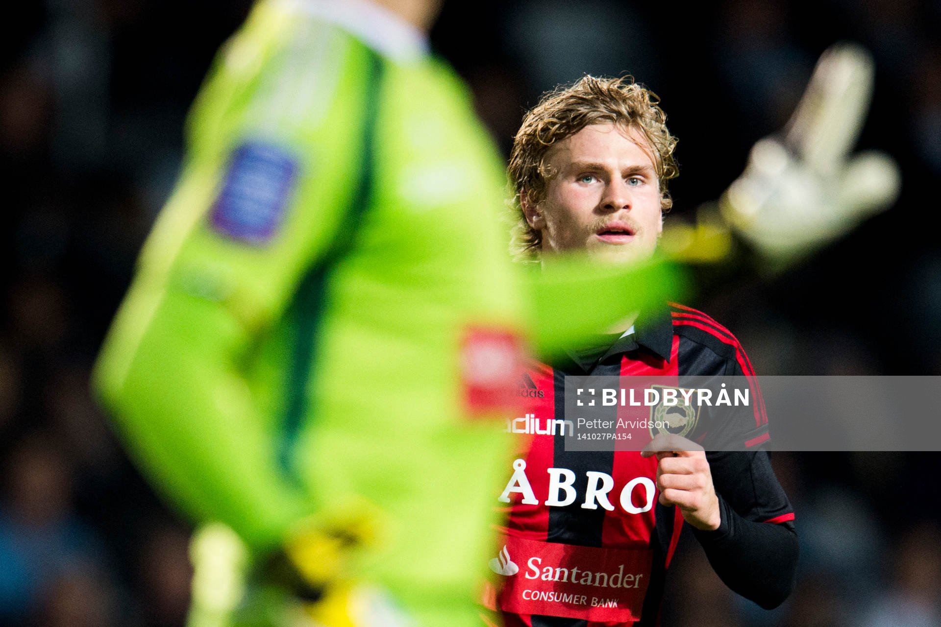 Brommapojkarnas Carl Starfelt under fotbollsmatchen i Allsvenskan mellan Malmö FF och Brommapojkarna den 27 oktober 2014 i Malmö.