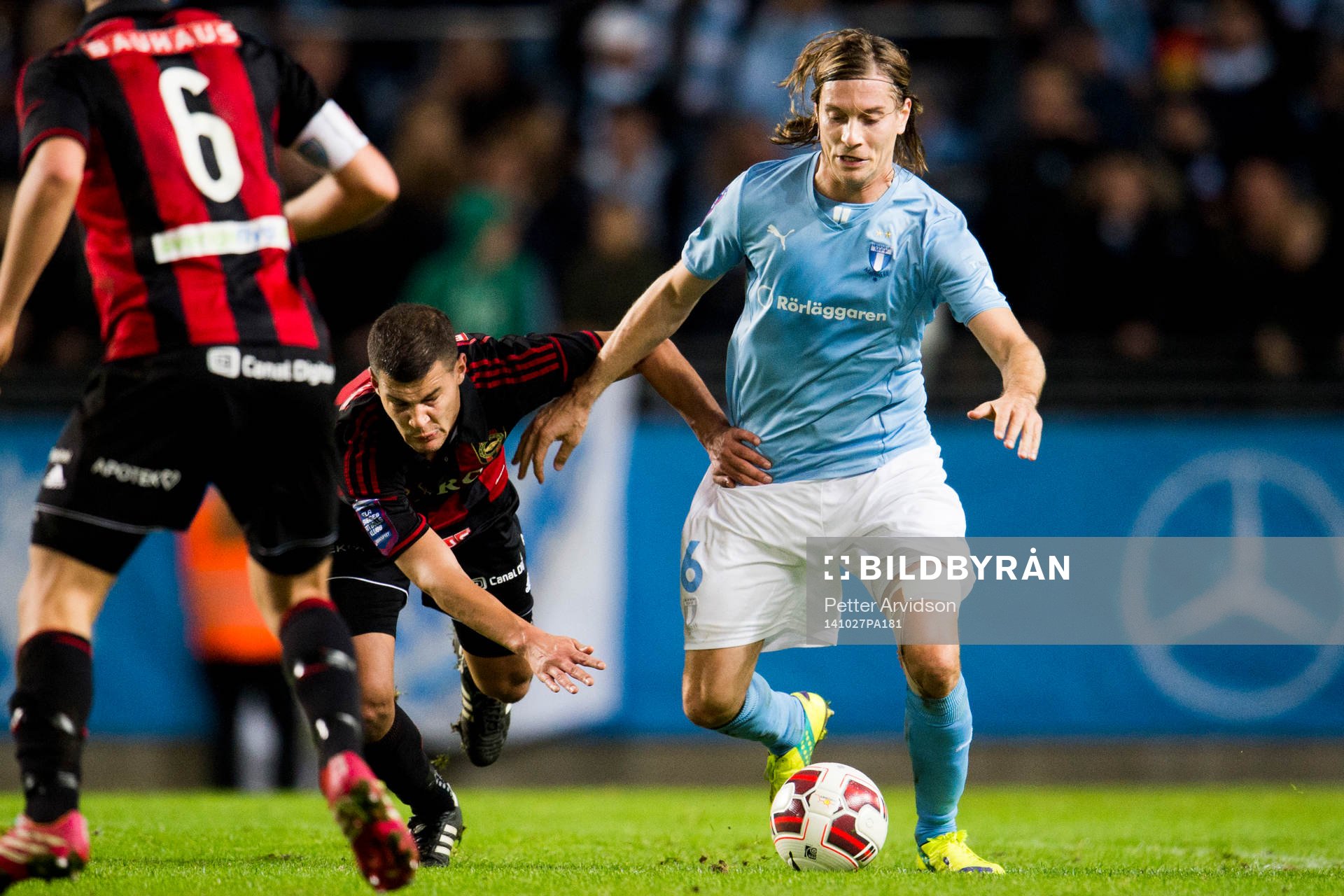 Brommapojkarnas Mauricio Albornoz i kamp med Malmö FFs Markus Halsti under fotbollsmatchen i Allsvenskan mellan Malmö FF och Brommapojkarna den 27 oktober 2014 i Malmö.