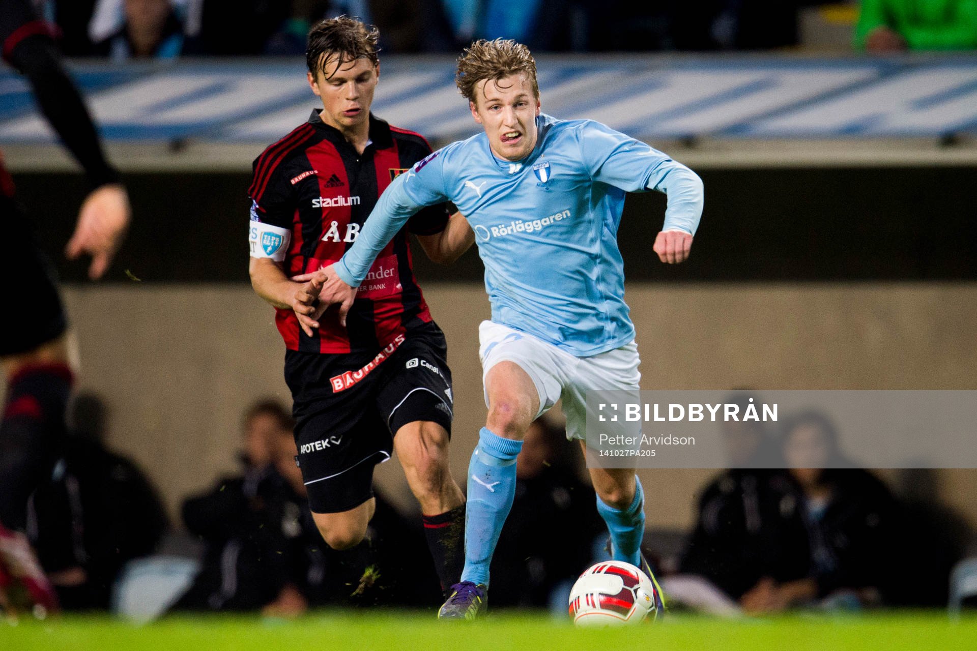Malmö FFs Emil Forsberg jagad av Brommapojkarnas Jesper
