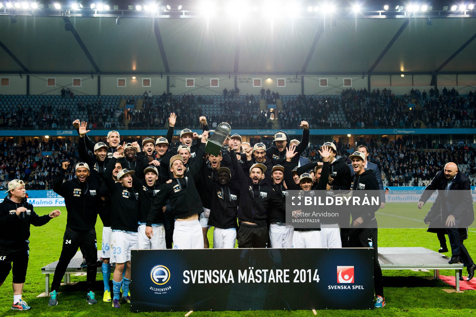 Malmö FFs spelare jublar med Lennart Johanssons Pokal
