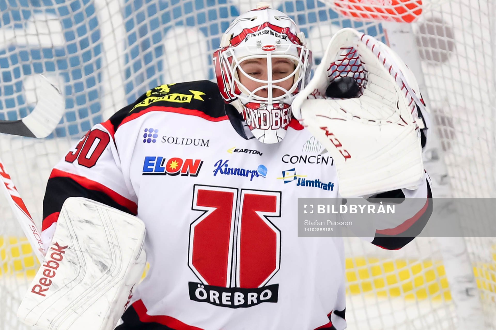 Örebros målvakt Henrik Lundberg plockar pucken
