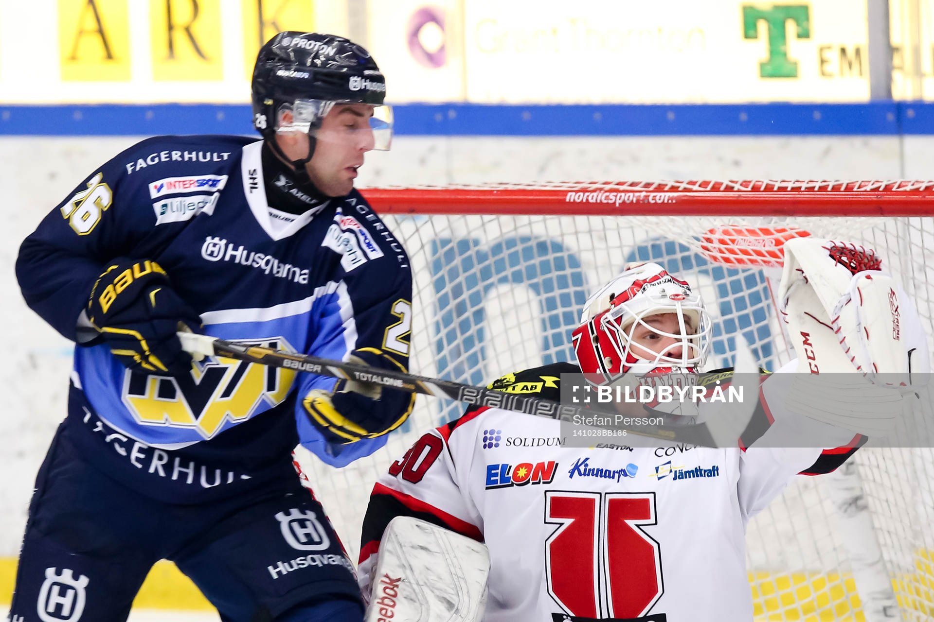 s Riley Holzapfel och Örebros målvakt Henrik Lundberg