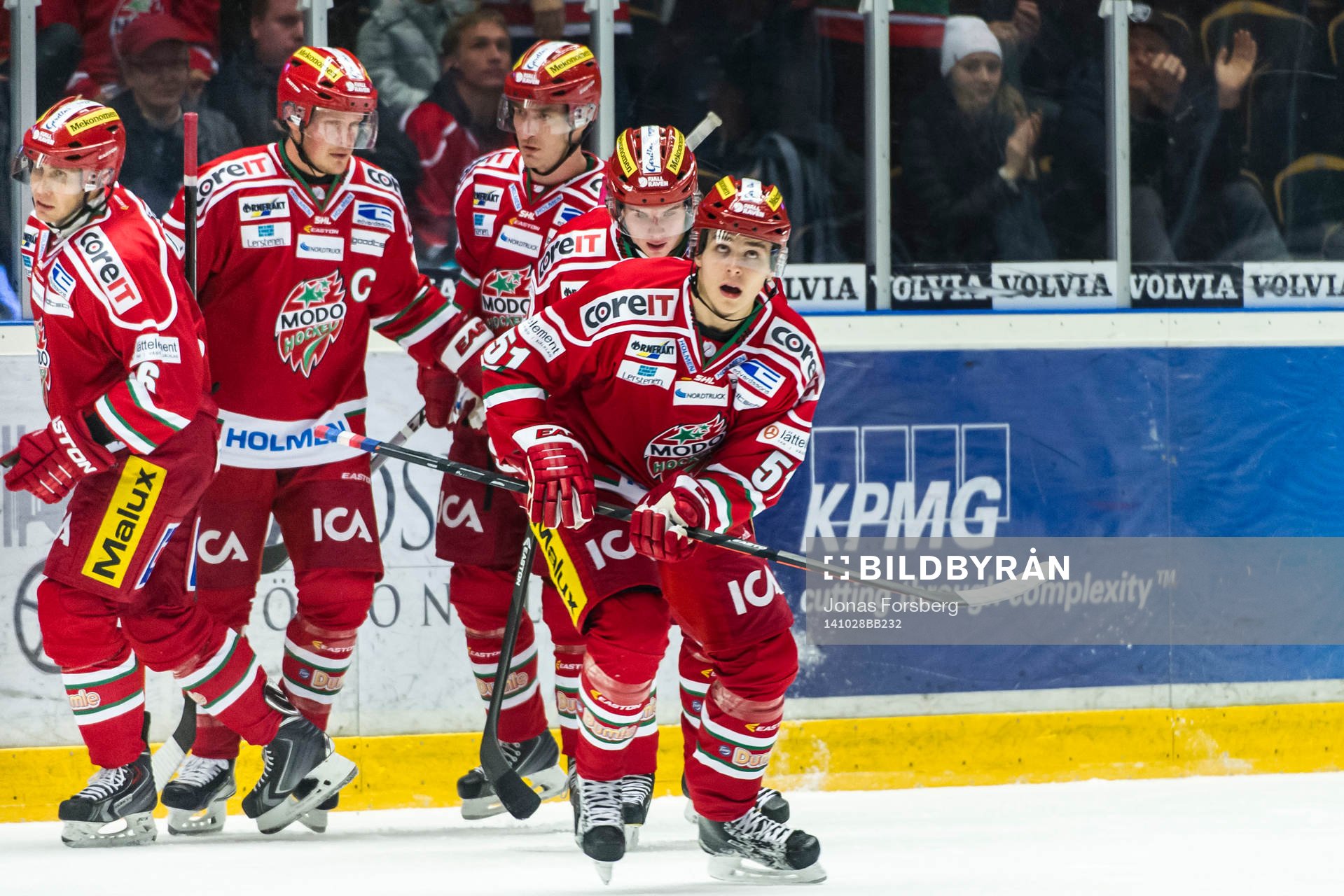 Modos Adrian Kempe gör mål med hjälp av Marko Kauppinen