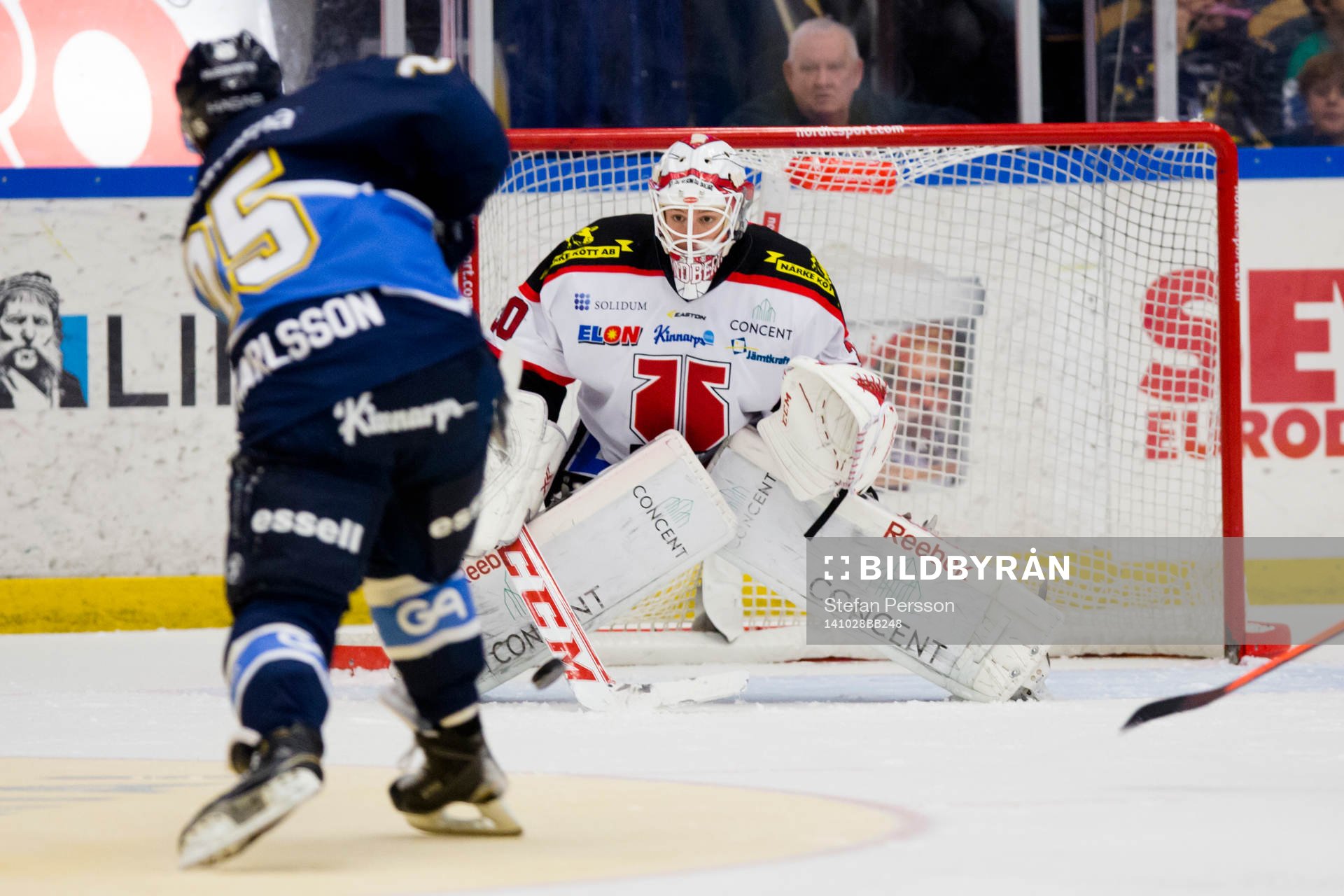 s Mattias Karlsson skjuter mot Örebros målvakt Henrik