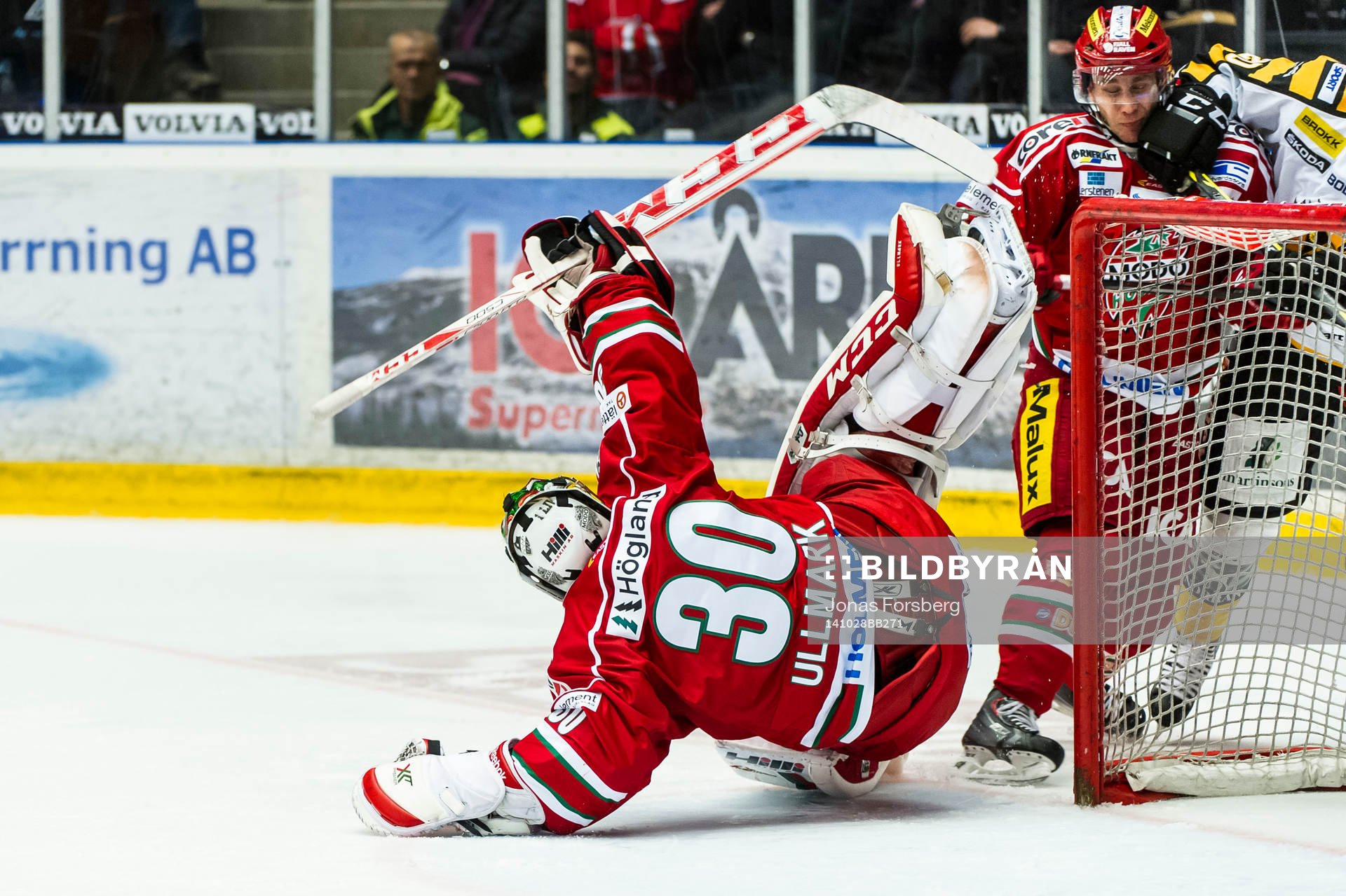 Modos målvakt Linus Ullmark faller framför eget mål