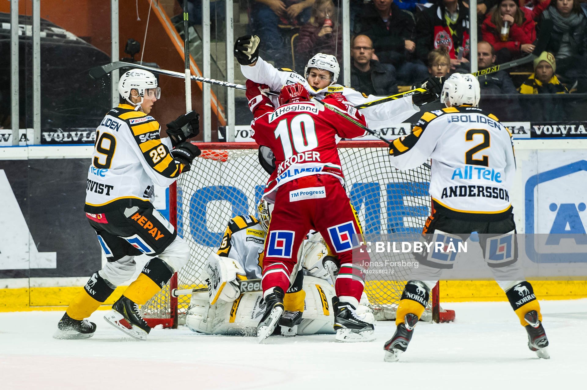 Modos Per-Åge Skröder pressar en Skellefteås spelare