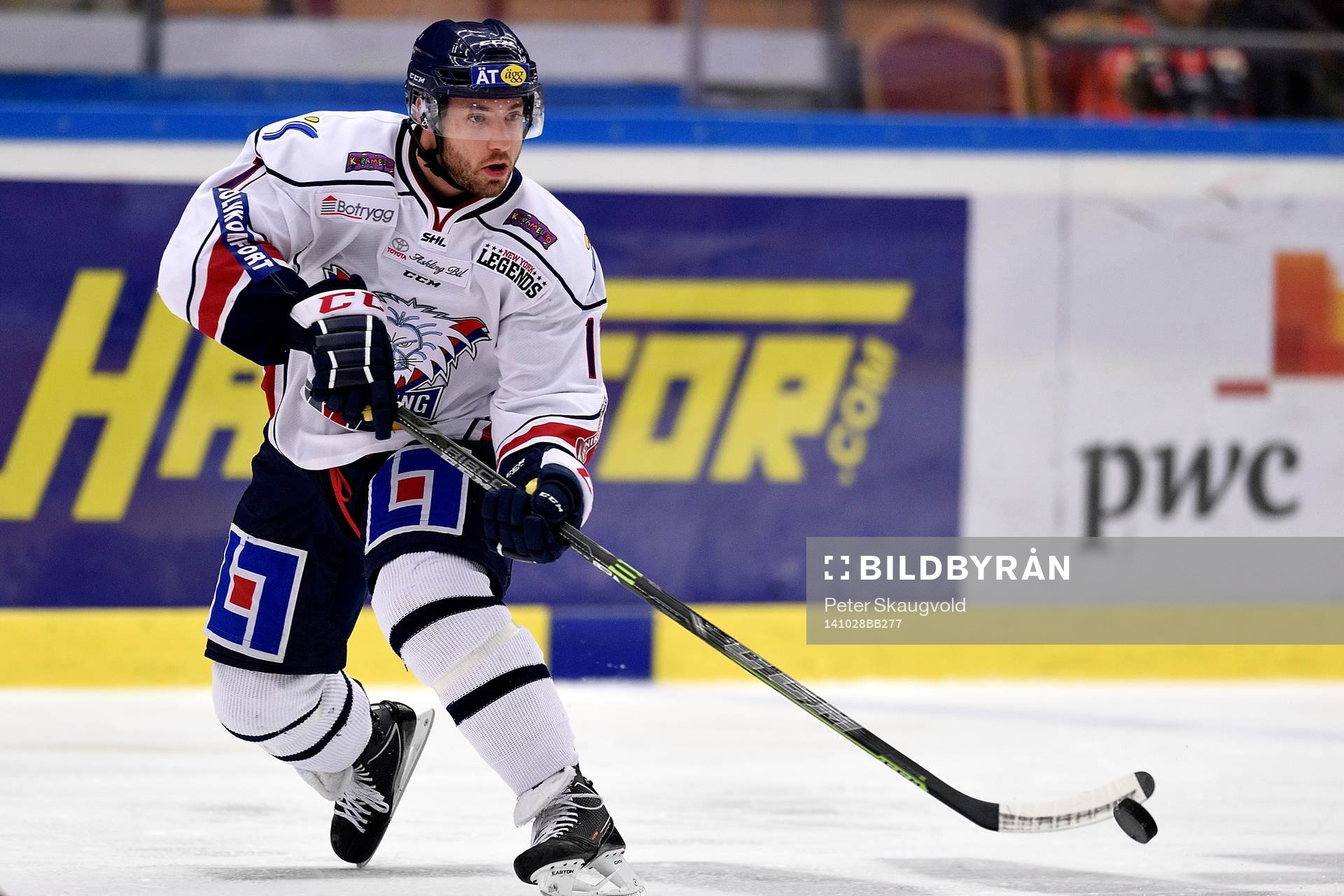 Linköpings Jacob Micflikier med pucken