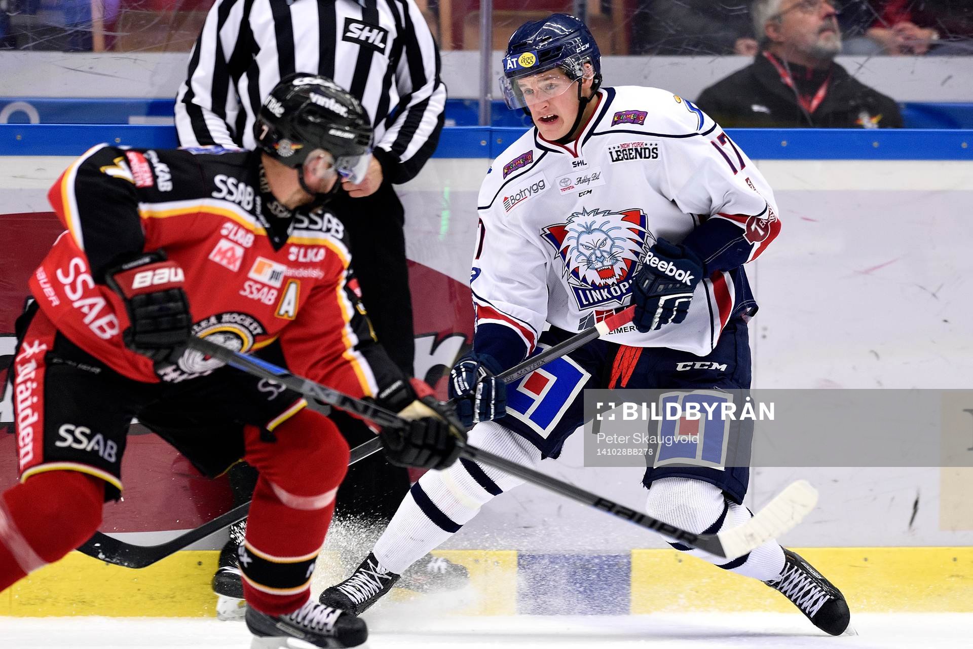 Linköpings Henrik Törnqvist stoppas av Luleås Jan