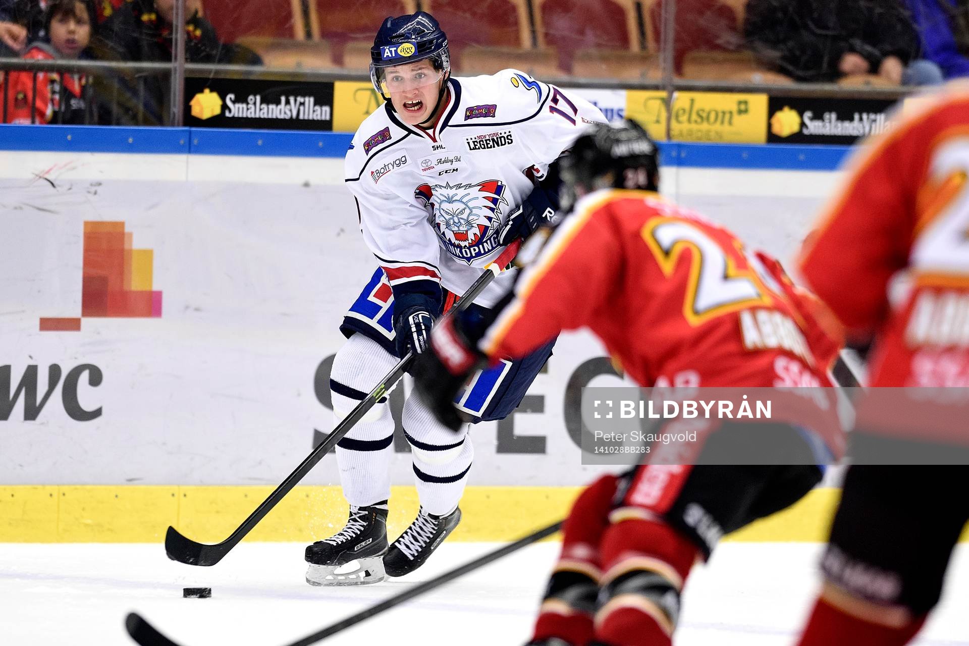 Linköpings Henrik Törnqvist med pucken