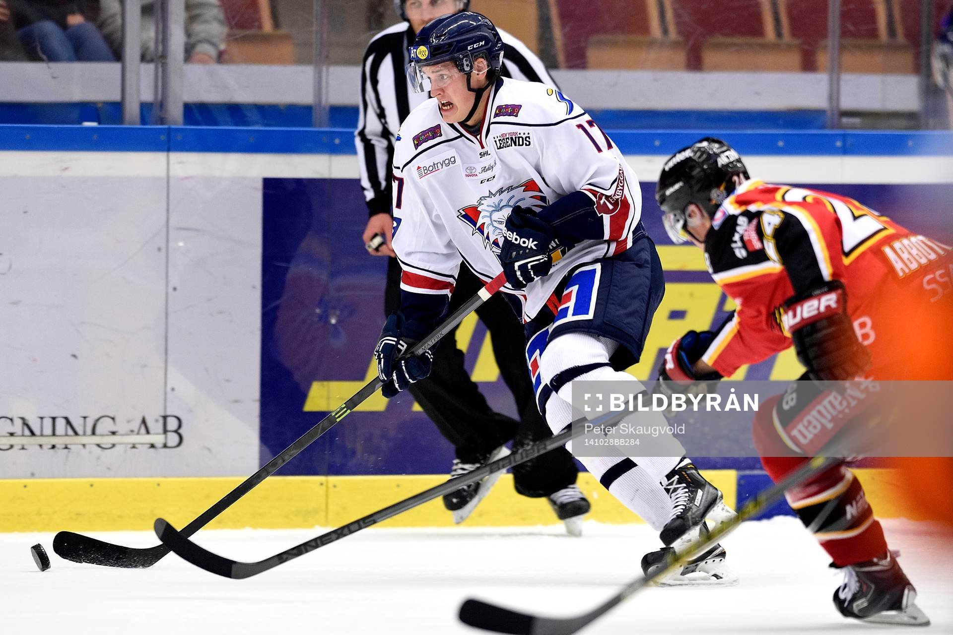 Linköpings Henrik Törnqvist med pucken