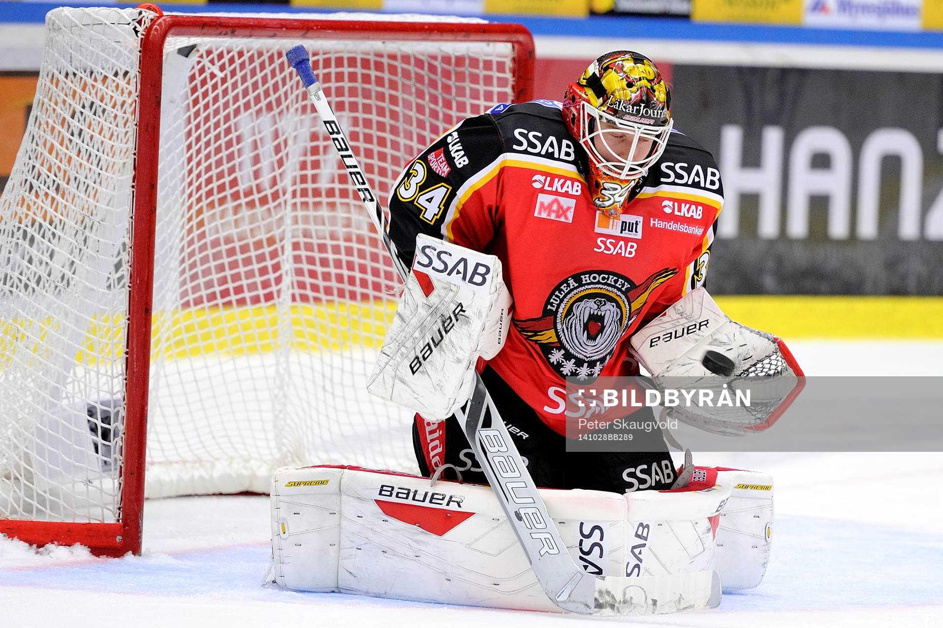 Luleås målvakt Joel Lassinantti  räddar ett skott