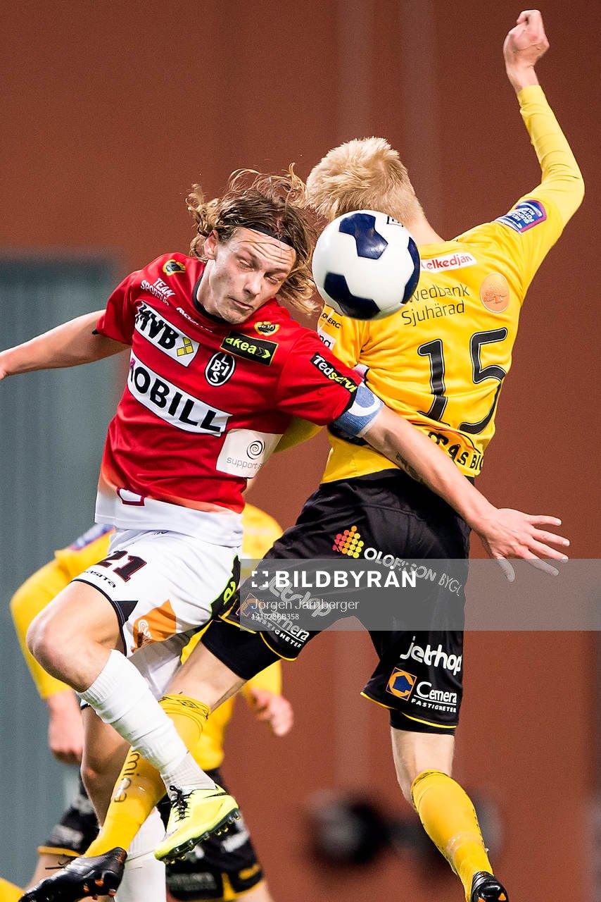 Kamp mellan Landskronas Robin Eliasson Hofsö och Elfsborgs Philip Rosberg (rygg mot kameran) under fotbollsmatchen i Folksam U21 Allsvenskan Norra mellan Elfsborg och Landskrona den 28 juni 2014 i Borås.