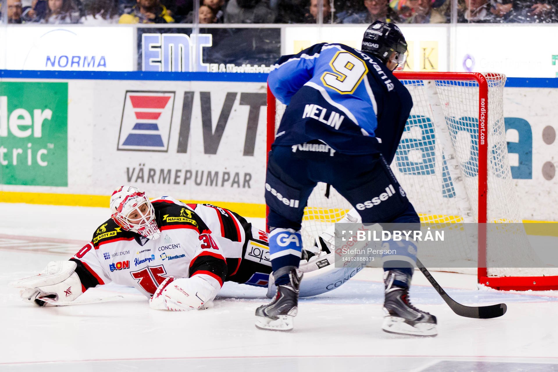 Örebros målvakt Henrik Lundberg släpper in straff från