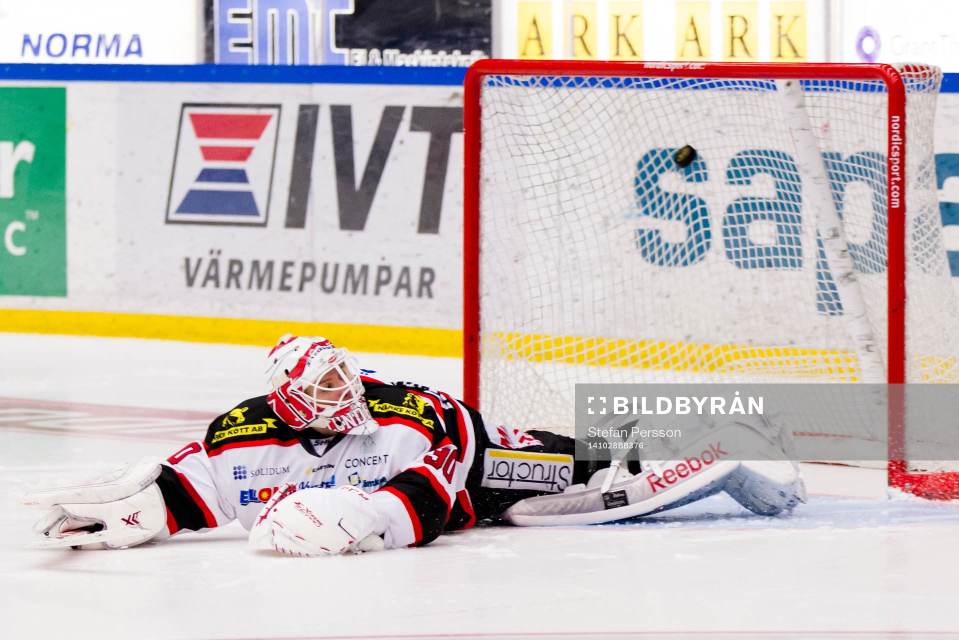 Örebros målvakt Henrik Lundberg släpper in straff från