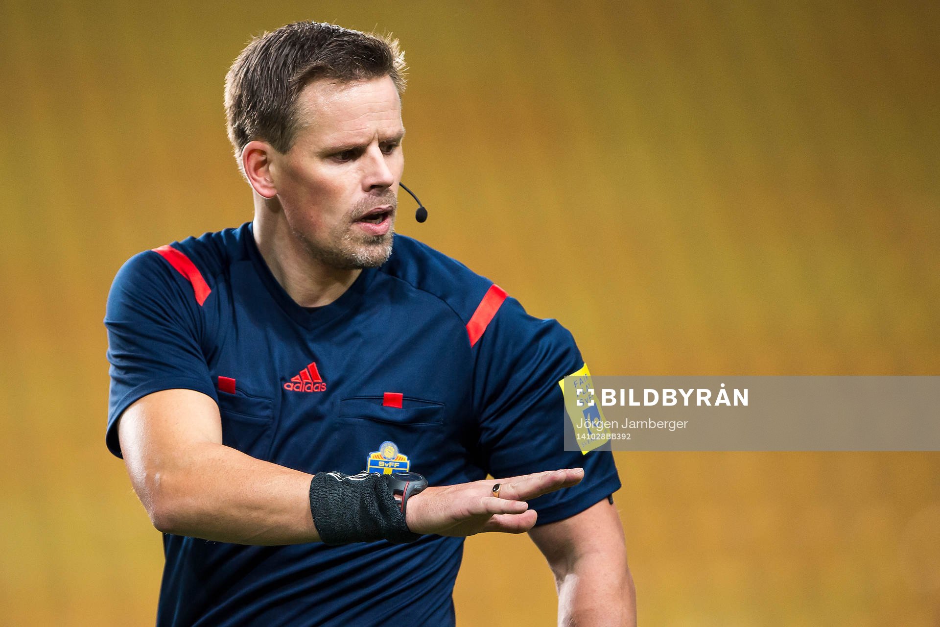 Domaren Fredrik Olsson under fotbollsmatchen i Folksam U21 Allsvenskan Norra mellan Elfsborg och Landskrona den 28 juni 2014 i Borås.