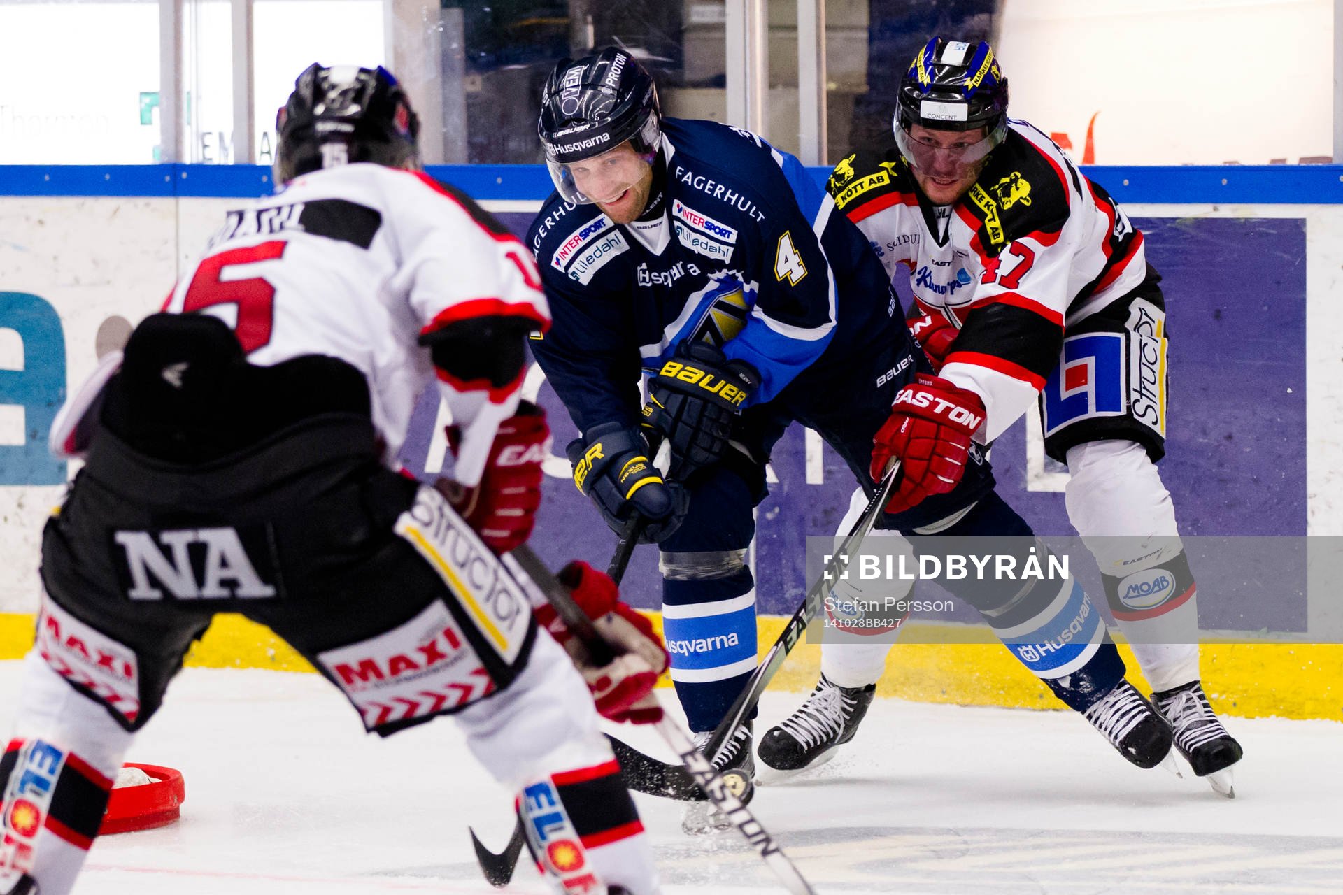 Örebros Henrik Löwdahl och Johan Adolfsson (h) stoppar