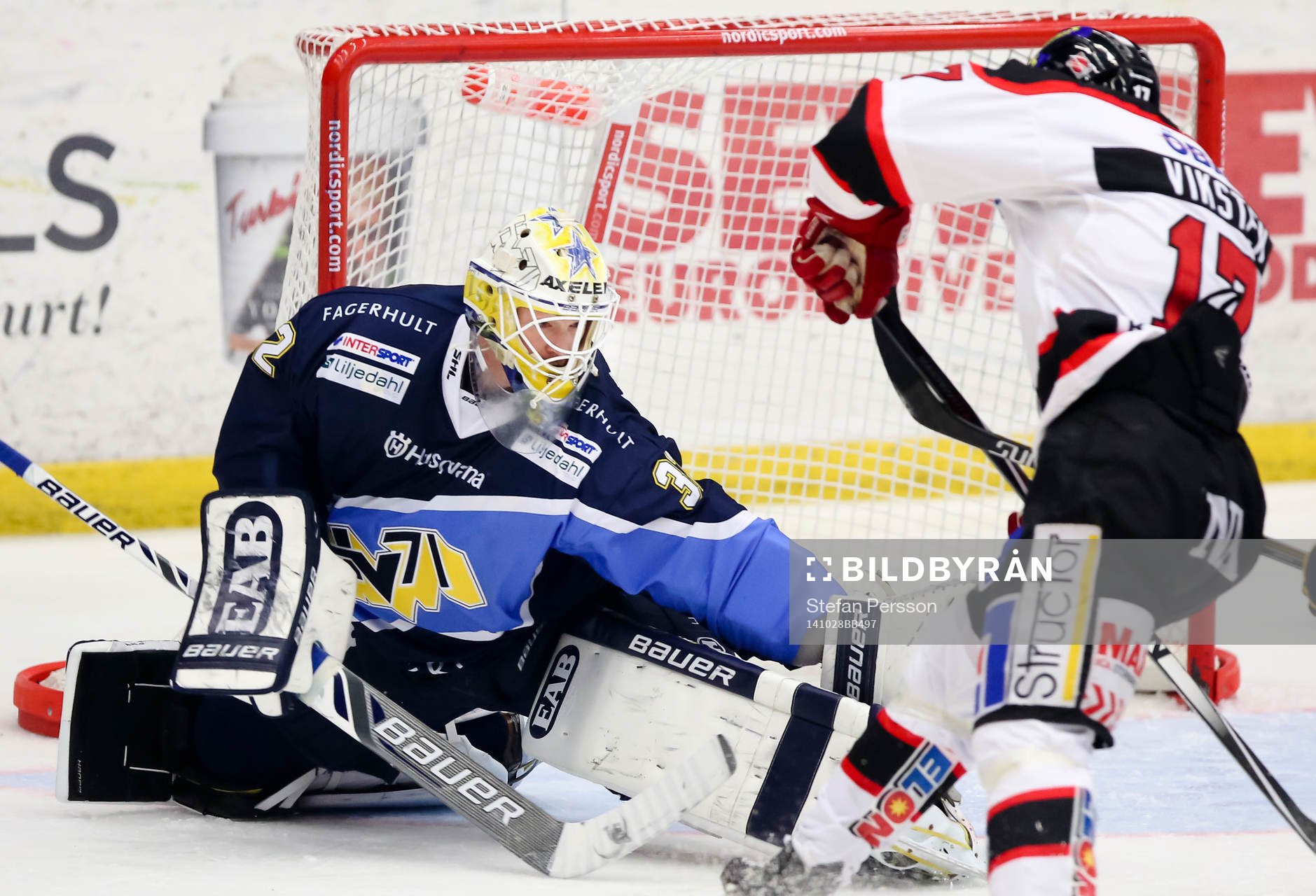 s målvakt Gustaf Wesslau stoppar Örebros Daniel Viksten