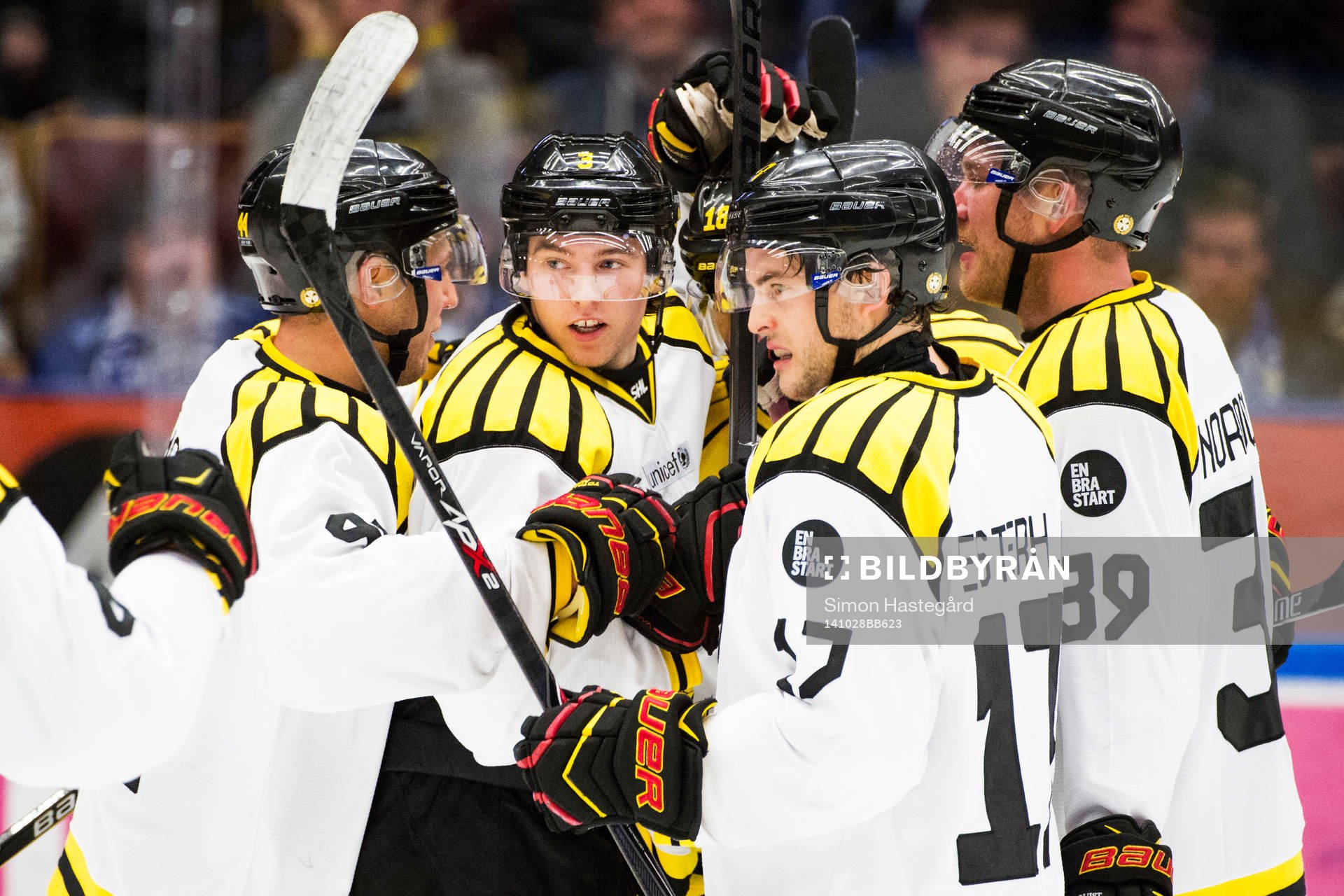 Brynäs Christian Djoos jublar med lagkamraterna