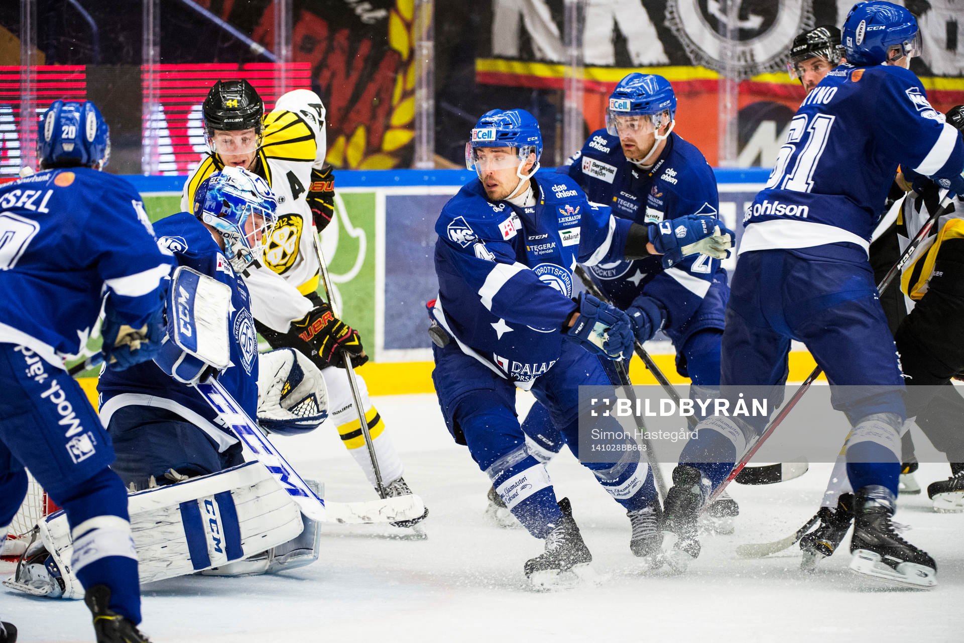 Stökigt framför Leksands målvakt Oscar Alsenfelt