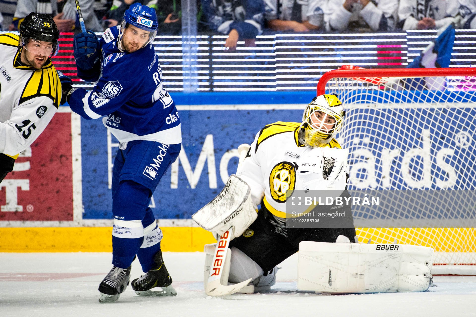 Brynäs målvakt Bernhard Starkbaum räddar skott framför