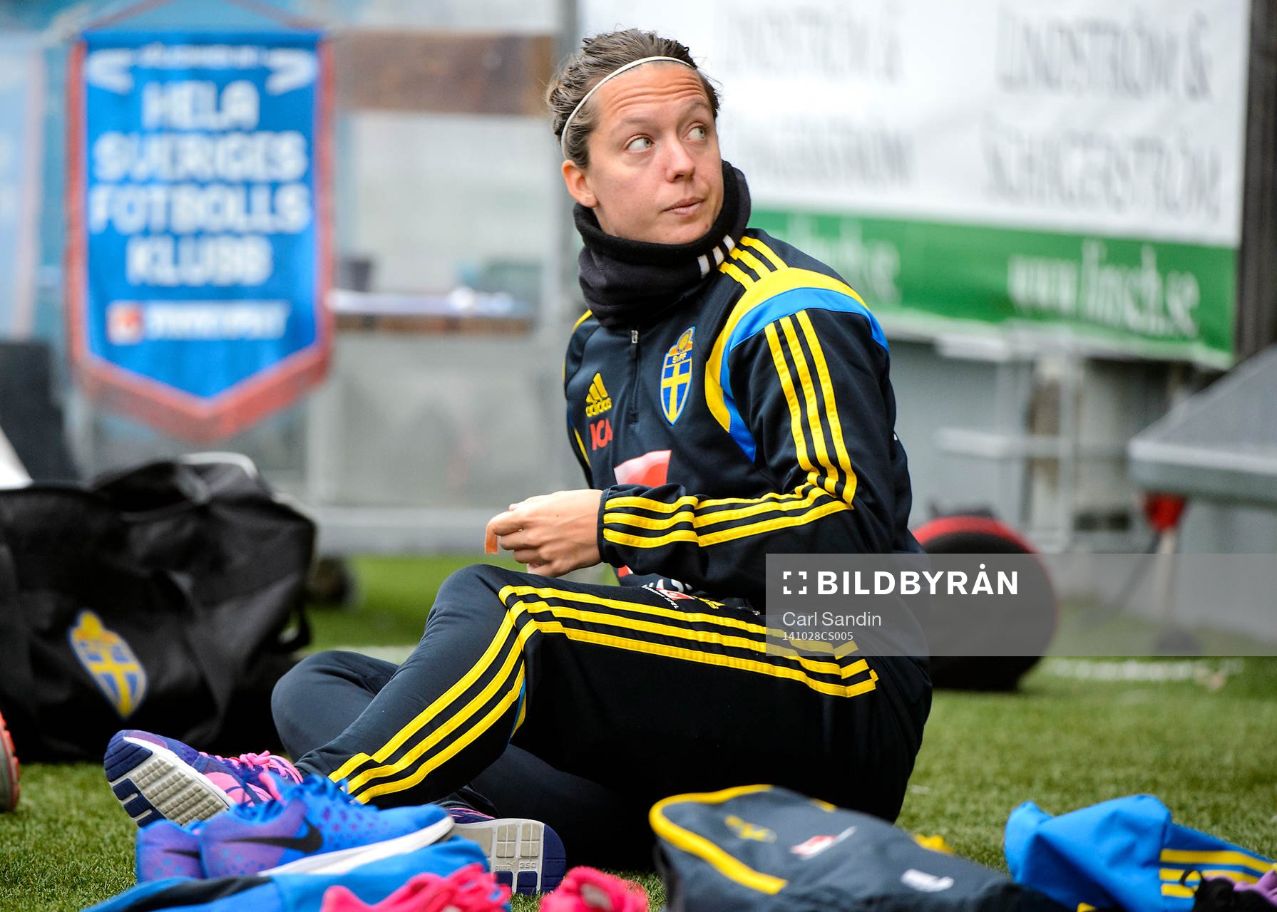 Sveriges Lina Nilsson sitter på konstgräset innan en
