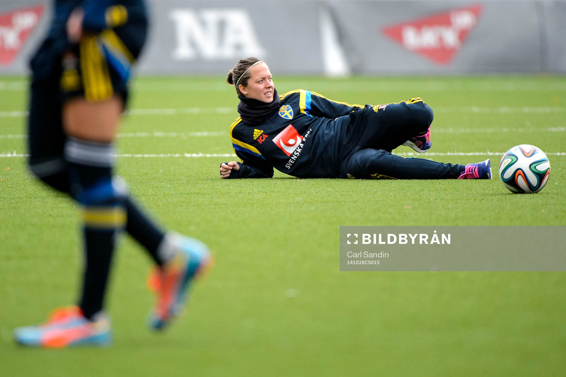 Sveriges Lina NiIsson ligger och stretchar