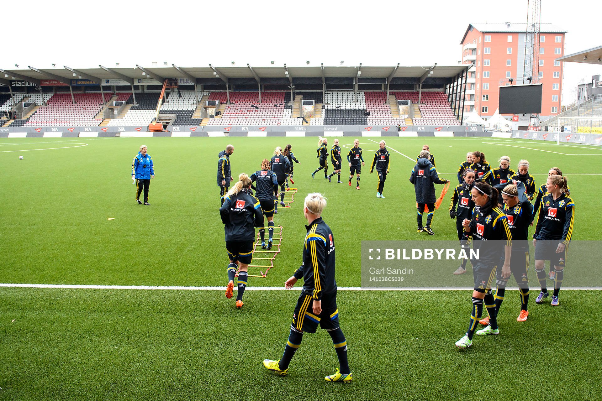 Spelarna värmer upp på arenan