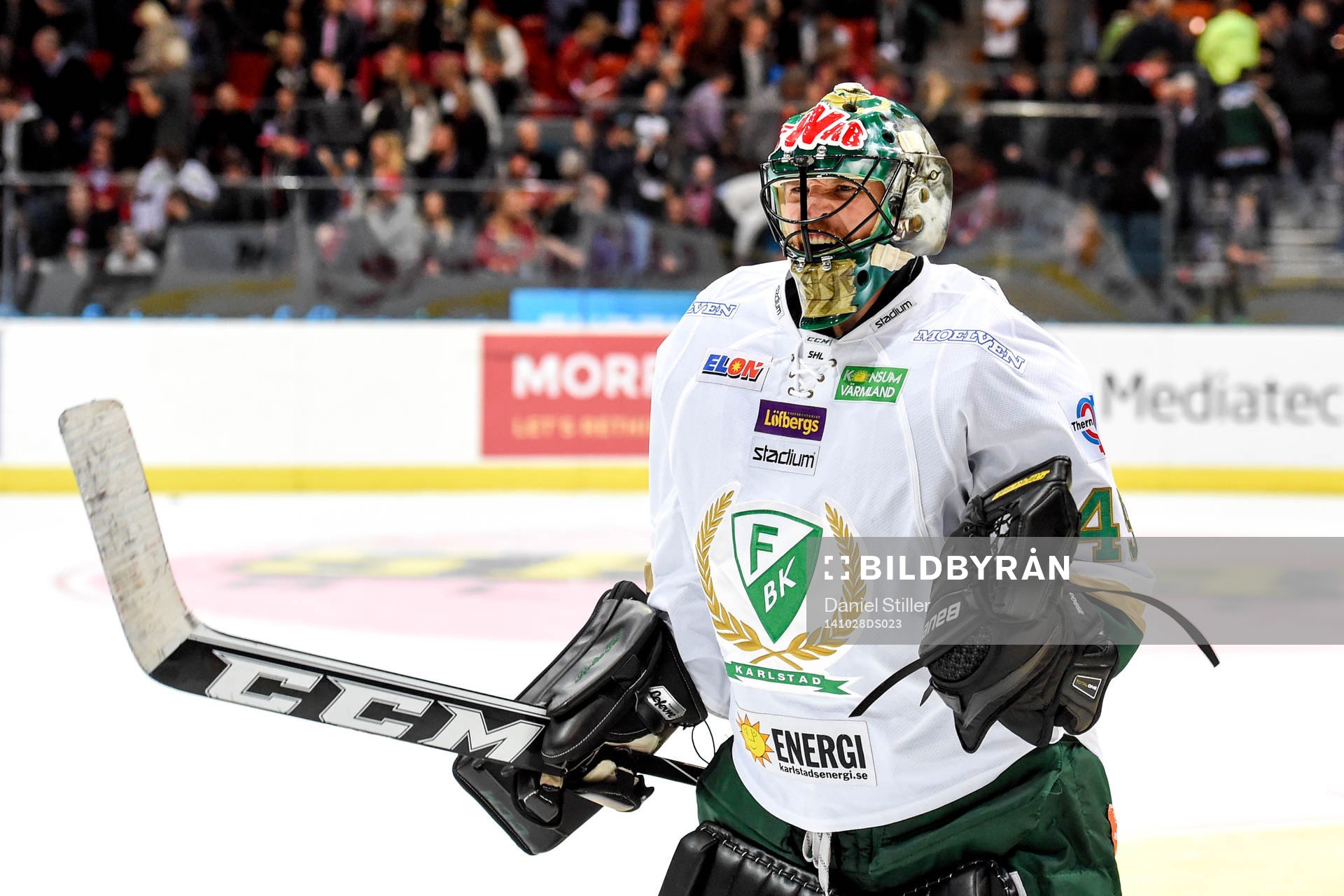 Färjestads målvakt Justin Pogge jublar