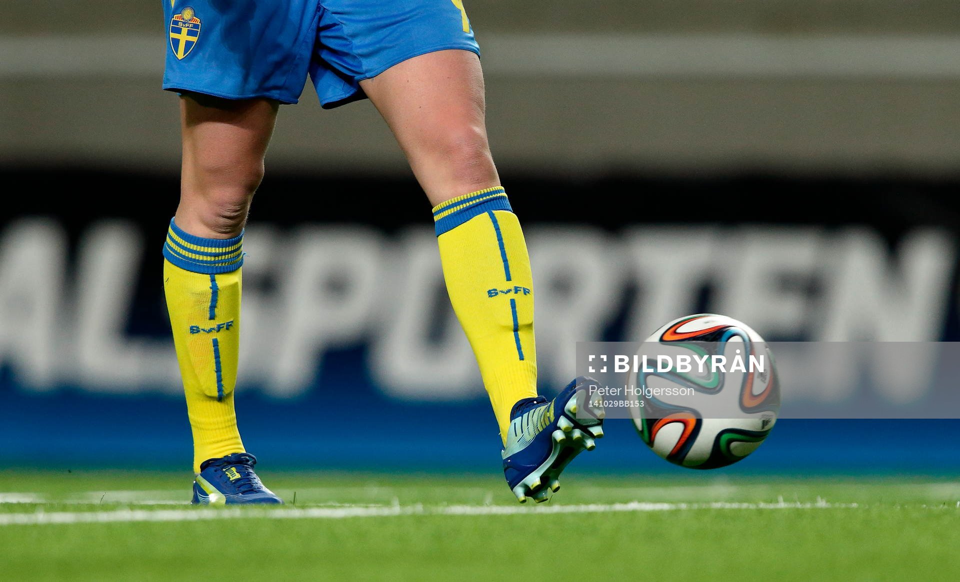 Sveriges Pauline Hammarlunds fötter under fotbollsmatchen mellan Sverige dam U23 och Norge den 29 oktober 2014 i Norrköping.