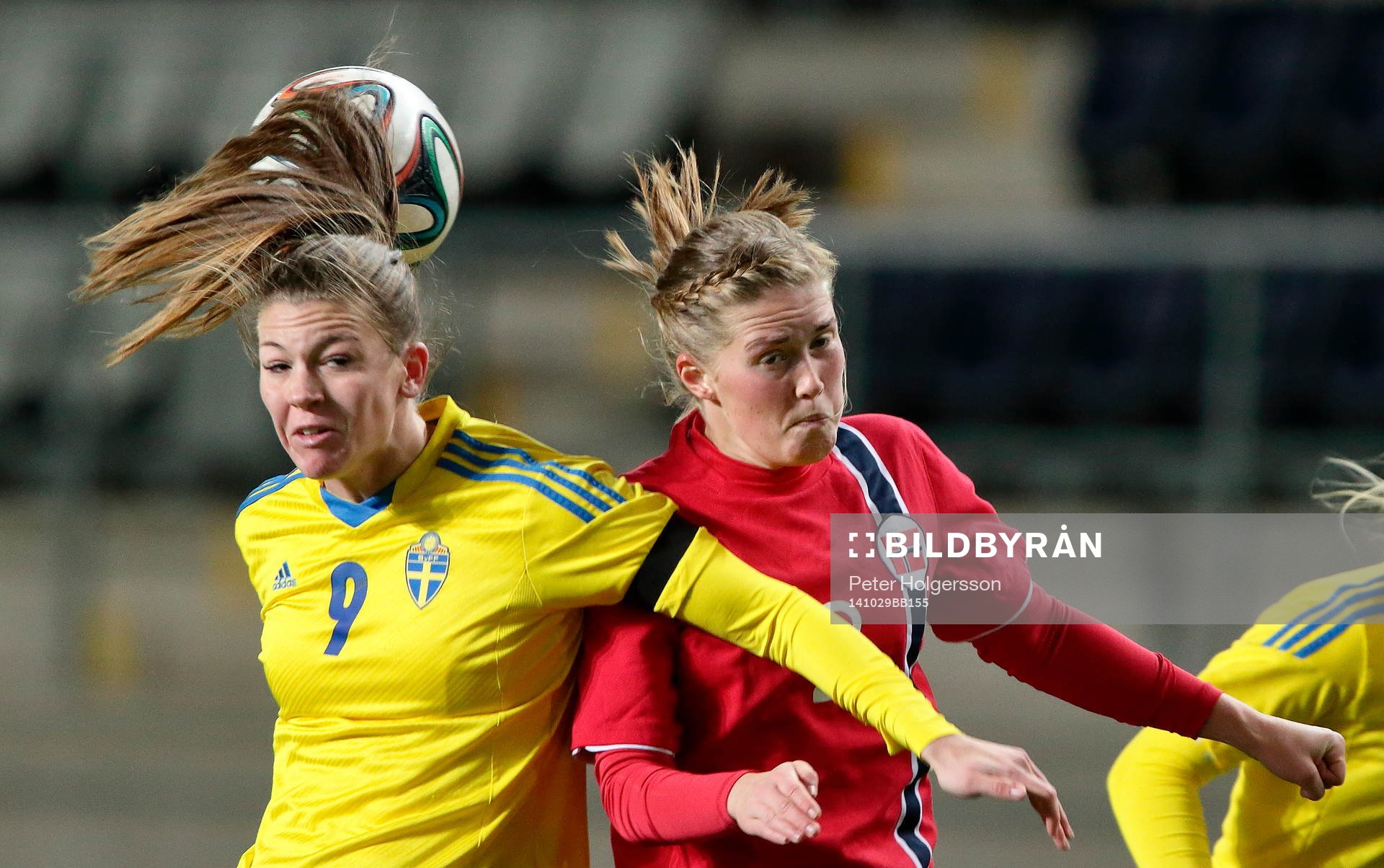 Målgörare Sveriges Pauline Hammarlund och målgörare Cecilie Brattland Liane under fotbollsmatchen mellan Sverige dam U23 och Norge den 29 oktober 2014 i Norrköping.