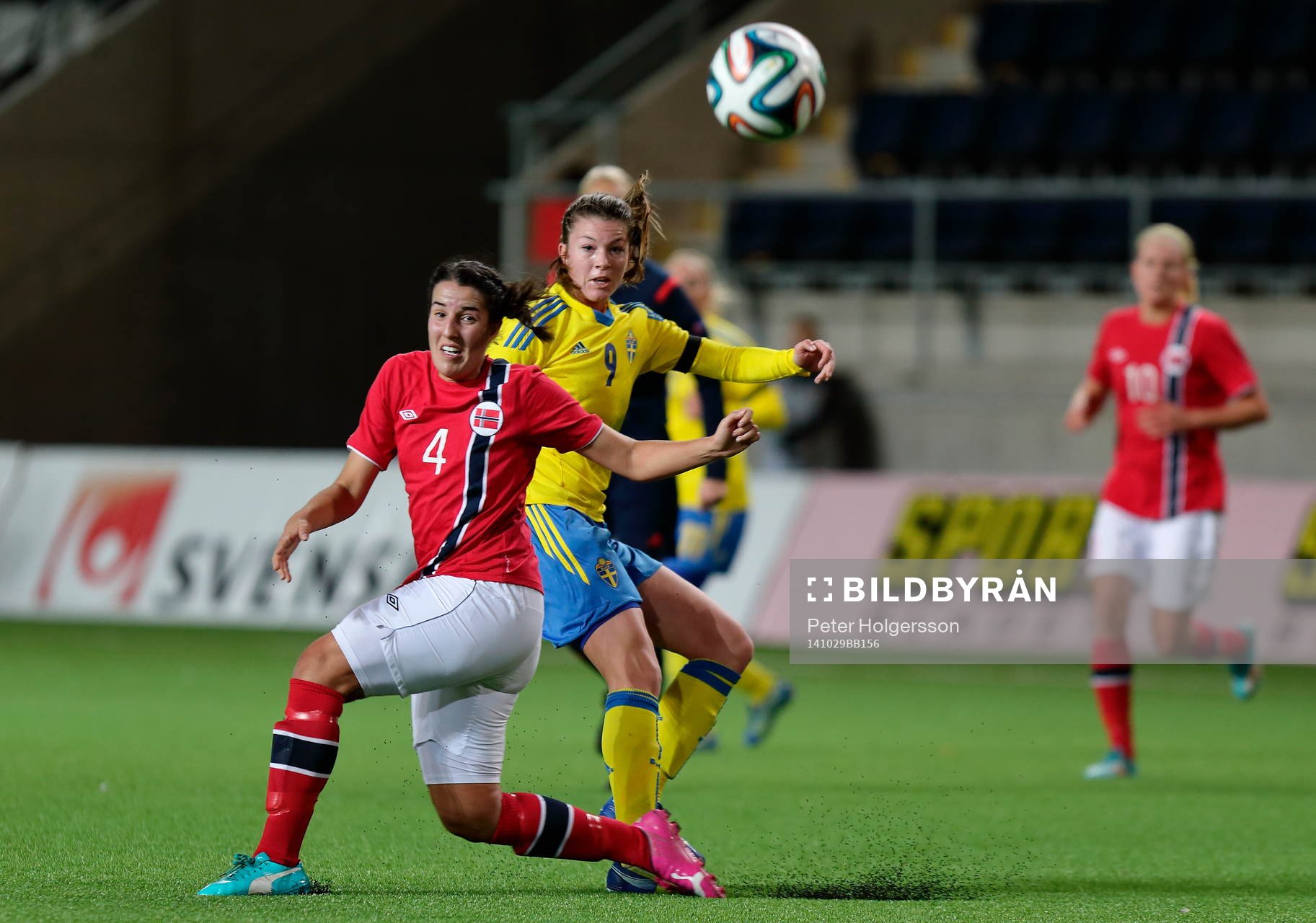 Ida Jeanett Fjordbakk och Sveriges Pauline Hammarlund under fotbollsmatchen mellan Sverige dam U23 och Norge den 29 oktober 2014 i Norrköping.