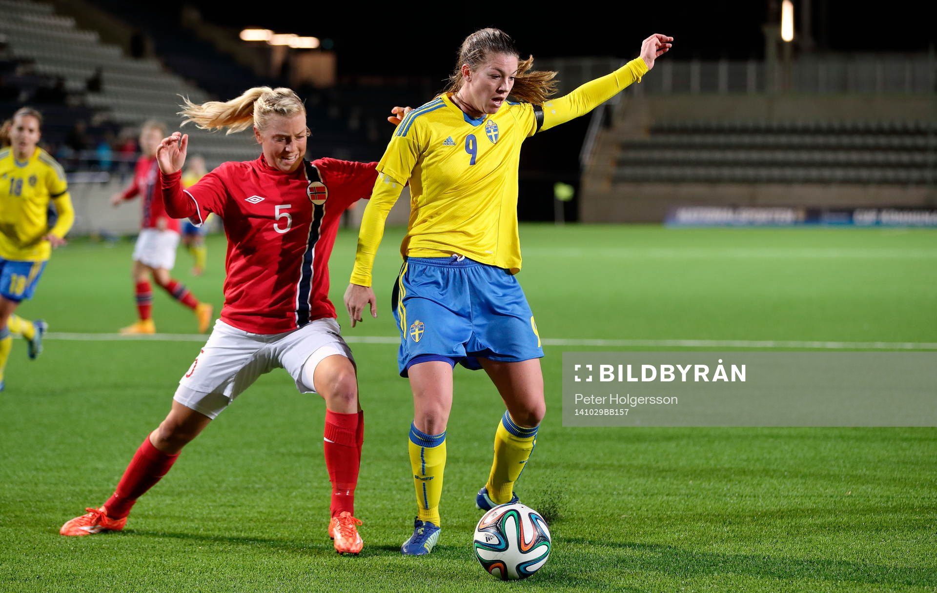 Eirin Bjerkreim Kleppa och målgörare Sveriges Pauline Hammarlund under fotbollsmatchen mellan Sverige dam U23 och Norge den 29 oktober 2014 i Norrköping.