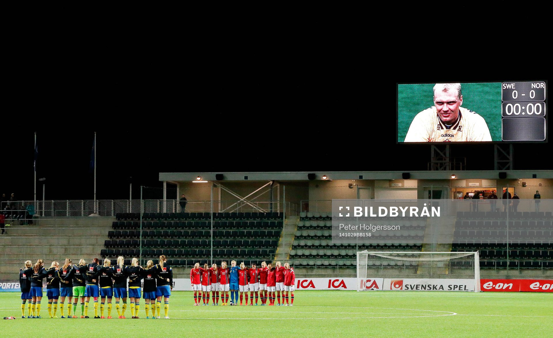 Tysr minut för Klas Ingesson under fotbollsmatchen mellan Sverige dam U23 och Norge den 29 oktober 2014 i Norrköping.