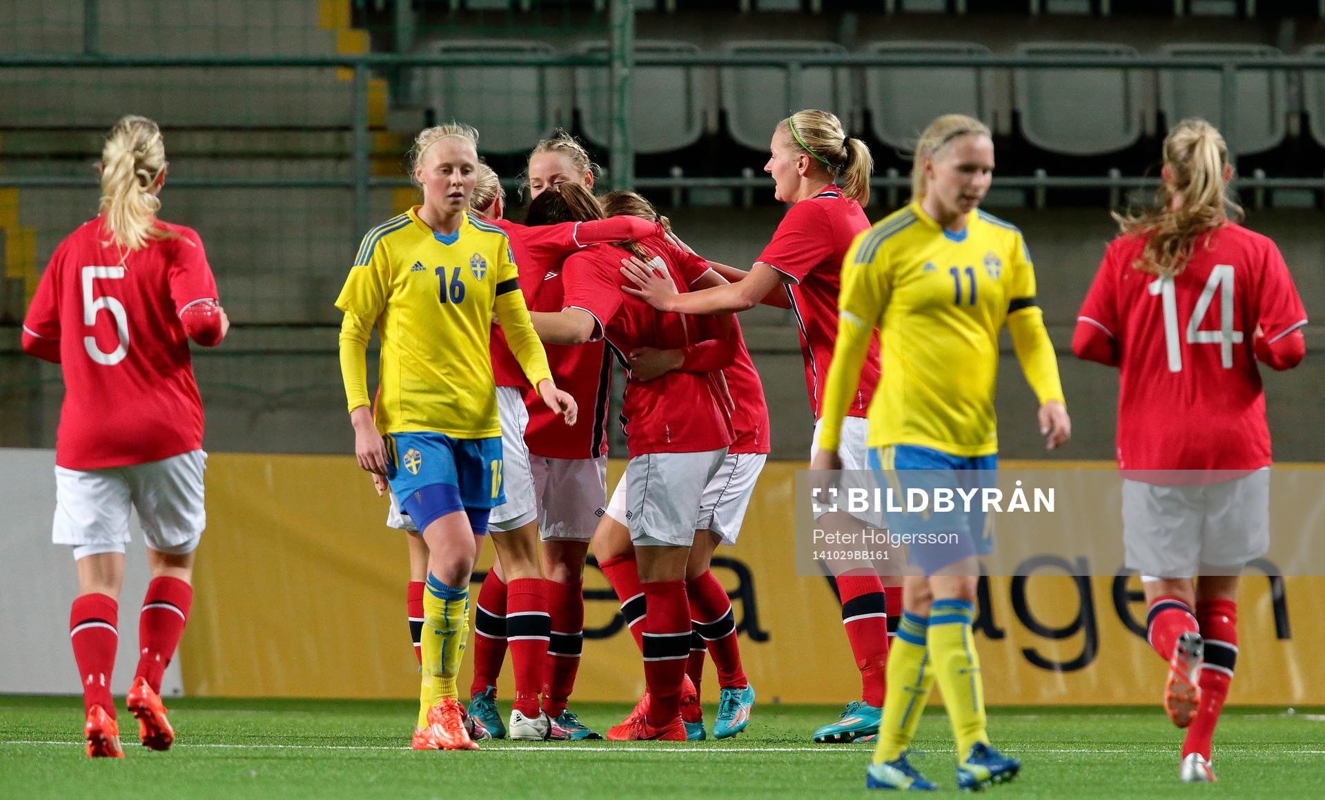 Norges spelare jublar och Sveriges deppar