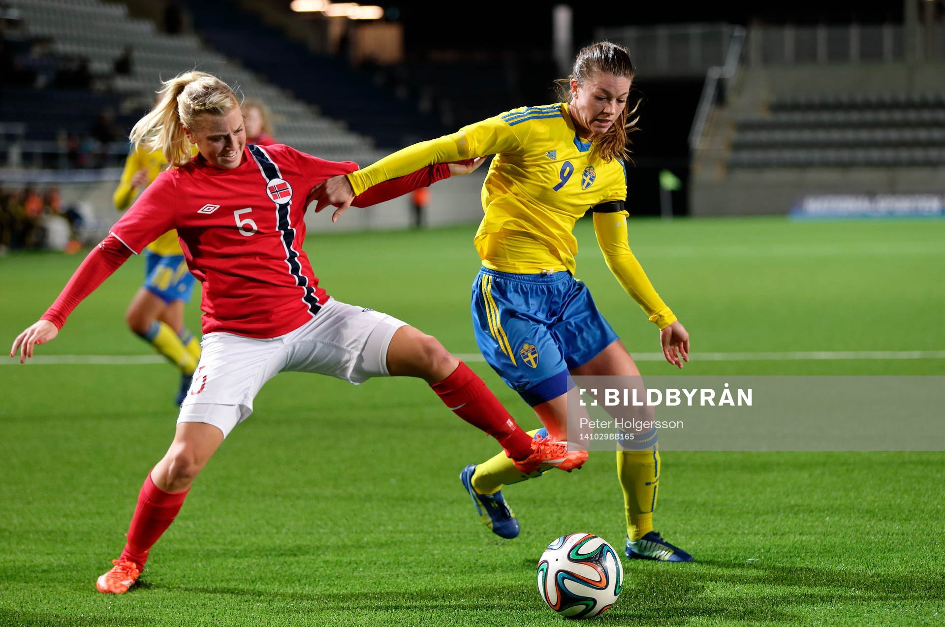 Eirin Bjerkreim Kleppa och målgörare Sveriges Pauline Hammarlund under fotbollsmatchen mellan Sverige dam U23 och Norge den 29 oktober 2014 i Norrköping.