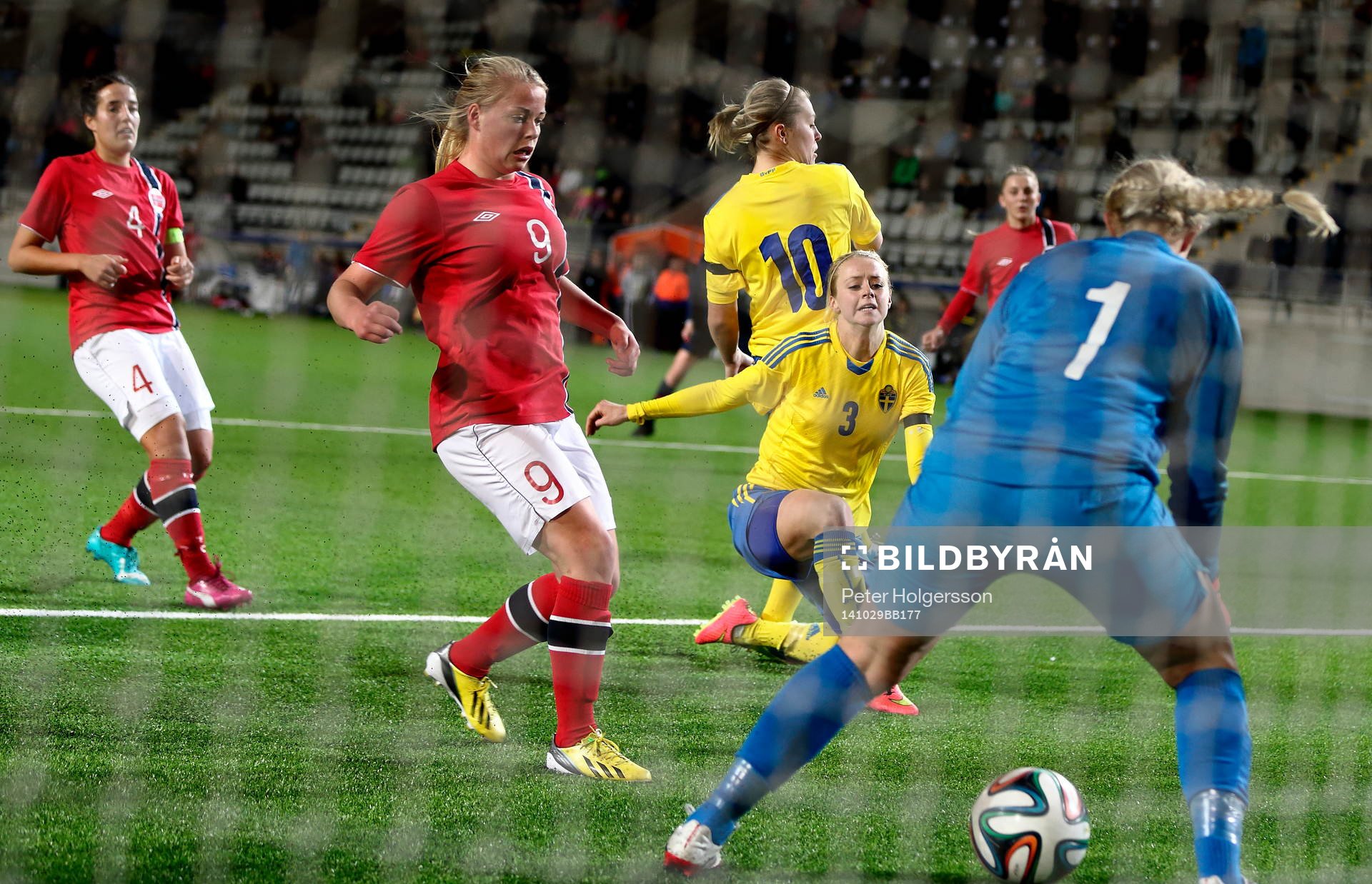 Målchans för Sveriges Amanda Ilestedt intill Norges Therese Åsland och Guro Pettersen under fotbollsmatchen mellan Sverige dam U23 och Norge den 29 oktober 2014 i Norrköping.